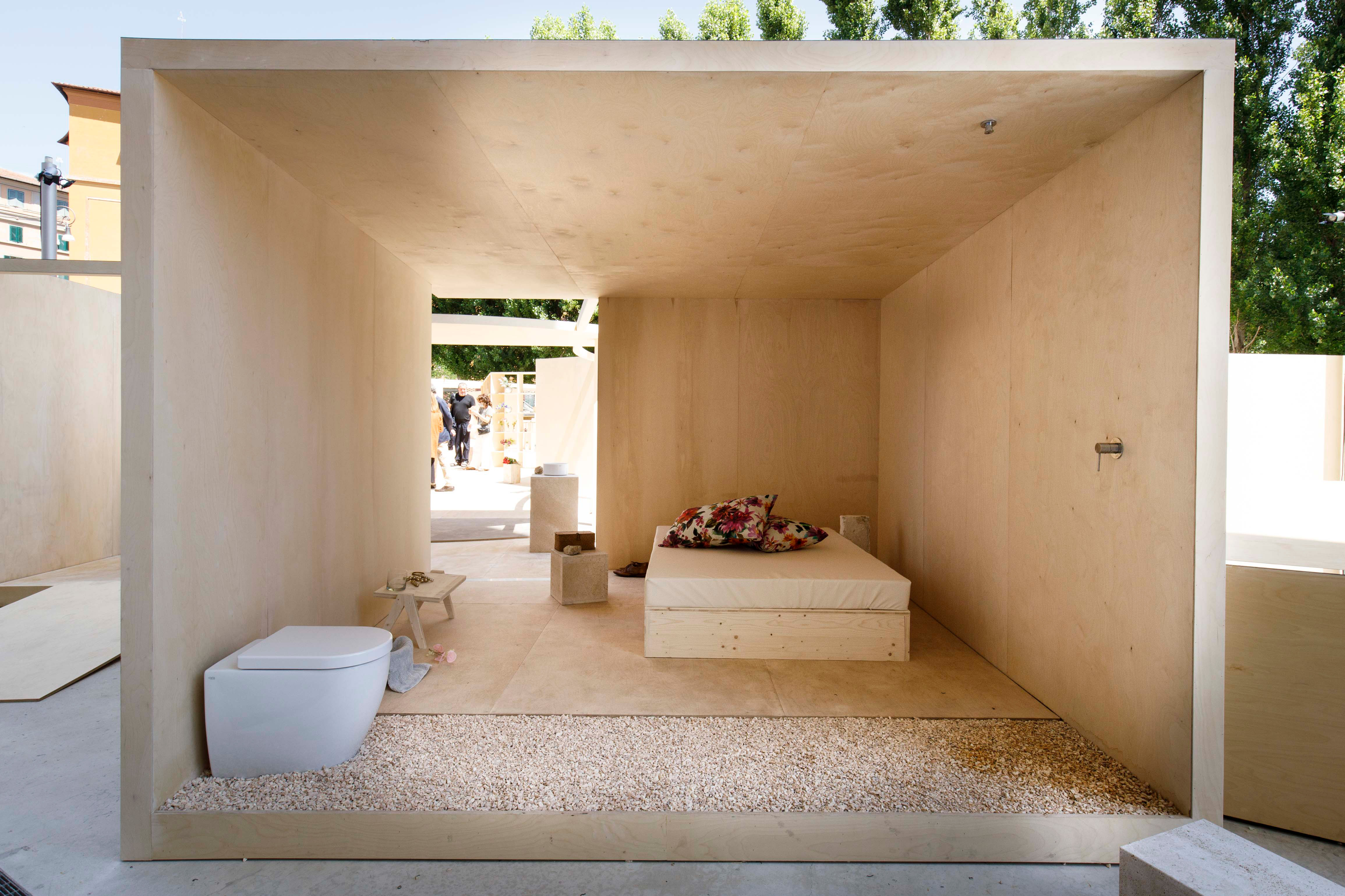 Nell'ambito del Premio italiano di architettura, il riconoscimento al miglior progettista under 40 è andato a Lucy Styles per l'installazione Home Sweet Home, elaborata nell'ambito del progetto YAP Rome at MAXXI 2020.