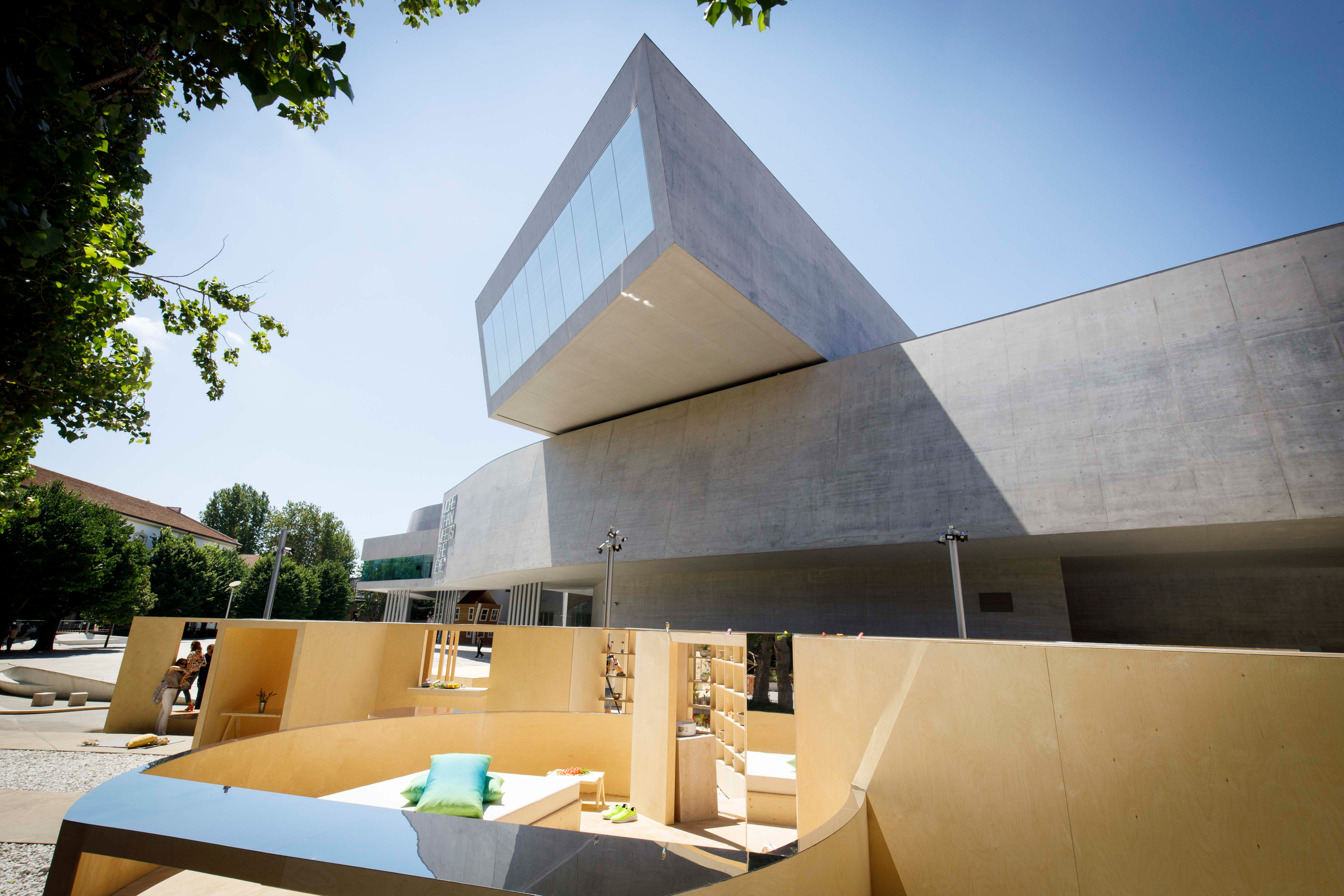 Nell'ambito del Premio italiano di architettura, il riconoscimento al miglior progettista under 40 è andato a Lucy Styles per l'installazione Home Sweet Home, elaborata nell'ambito del progetto YAP Rome at MAXXI 2020.
