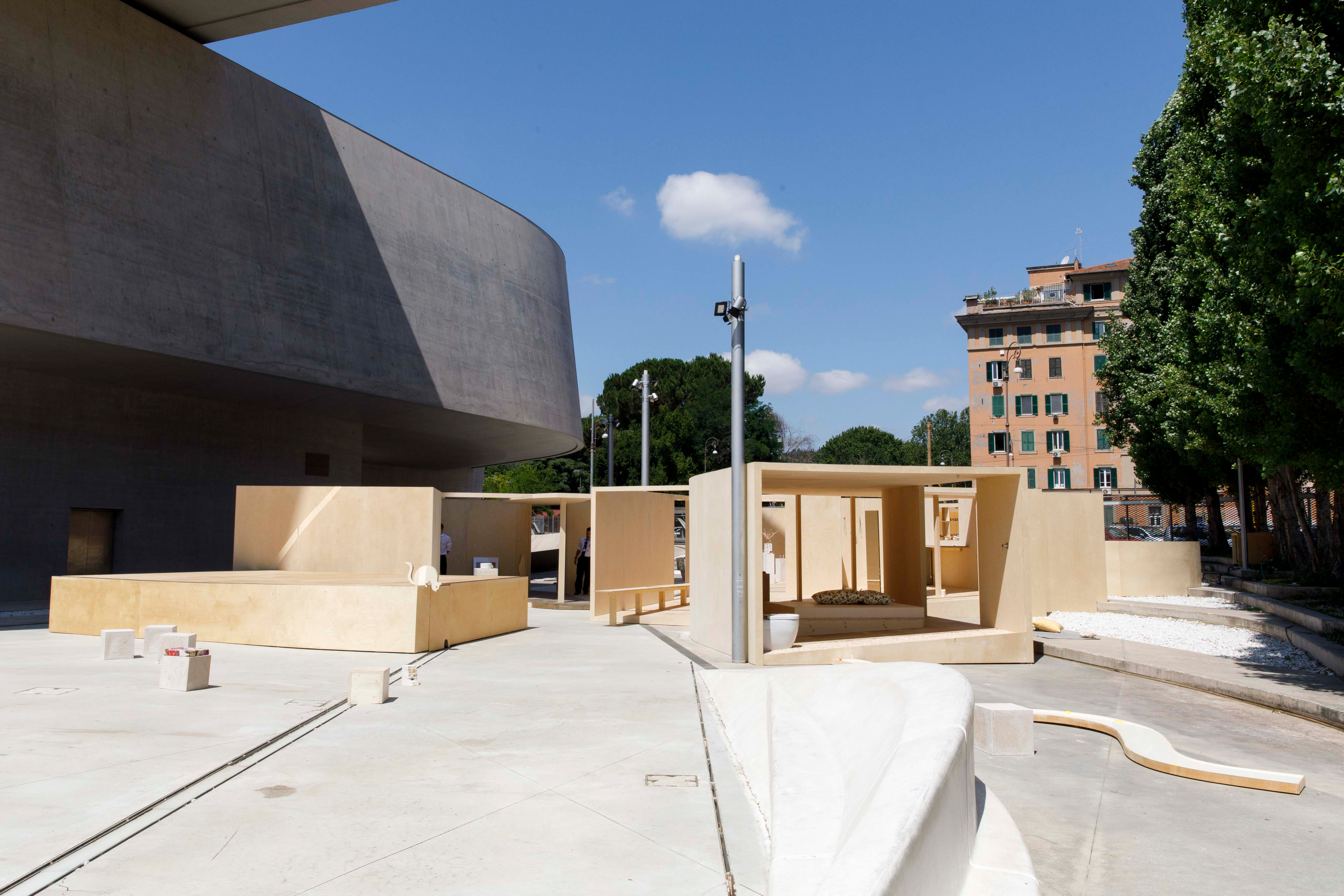 Nell'ambito del Premio italiano di architettura, il riconoscimento al miglior progettista under 40 è andato a Lucy Styles per l'installazione «Home Sweet Home» (2020), elaborata nell'ambito del progetto YAP Rome at MAXXI 2020.