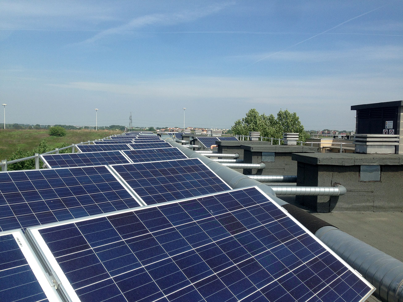 Primo edificio residenziale pubblico del Comune di Milano con pannelli fotovoltaici – vista della copertura. Progetto EUGUGLE