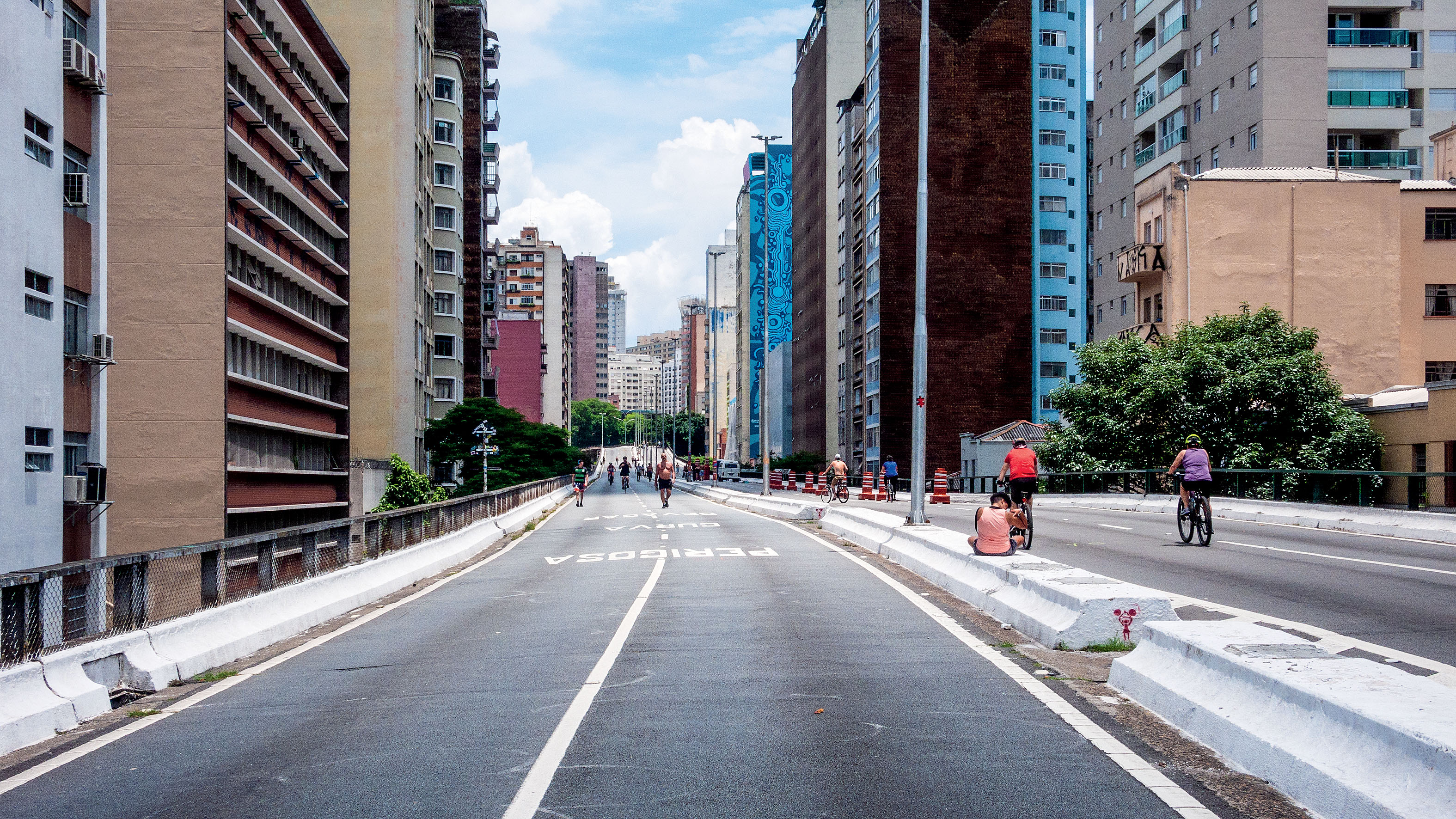 1. Autoroute urbaine lors d’un dimanche sans voiture