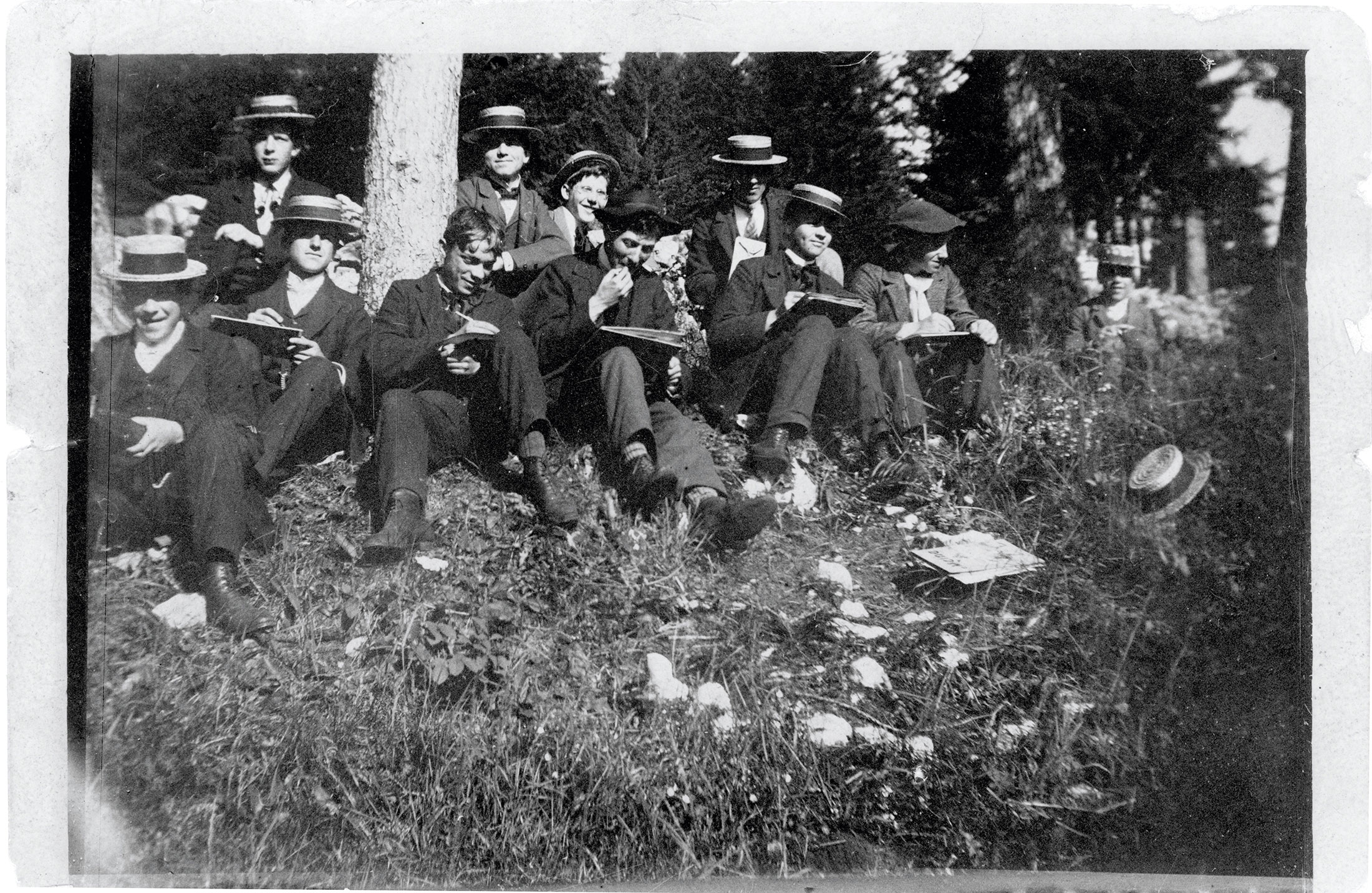 Charles-Édouard Jeanneret (seconda fila, secondo a destra) e gli allievi di L’Eplattenier che disegnano nella foresta, 1903-1904 circa