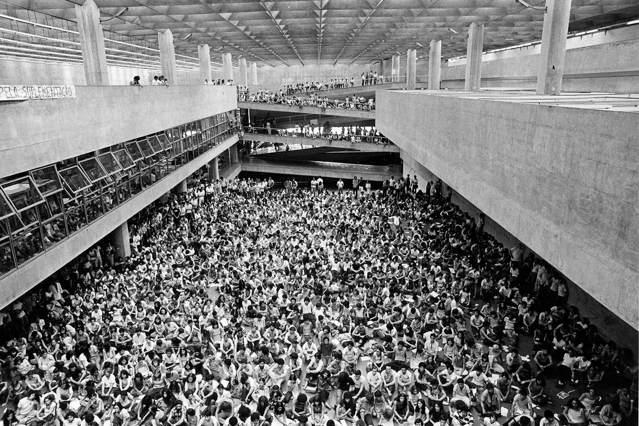 Assemblée générale étudiante dans le hall de la faculté d’architecture et d’urbanisme, pendant la dictature militaire.