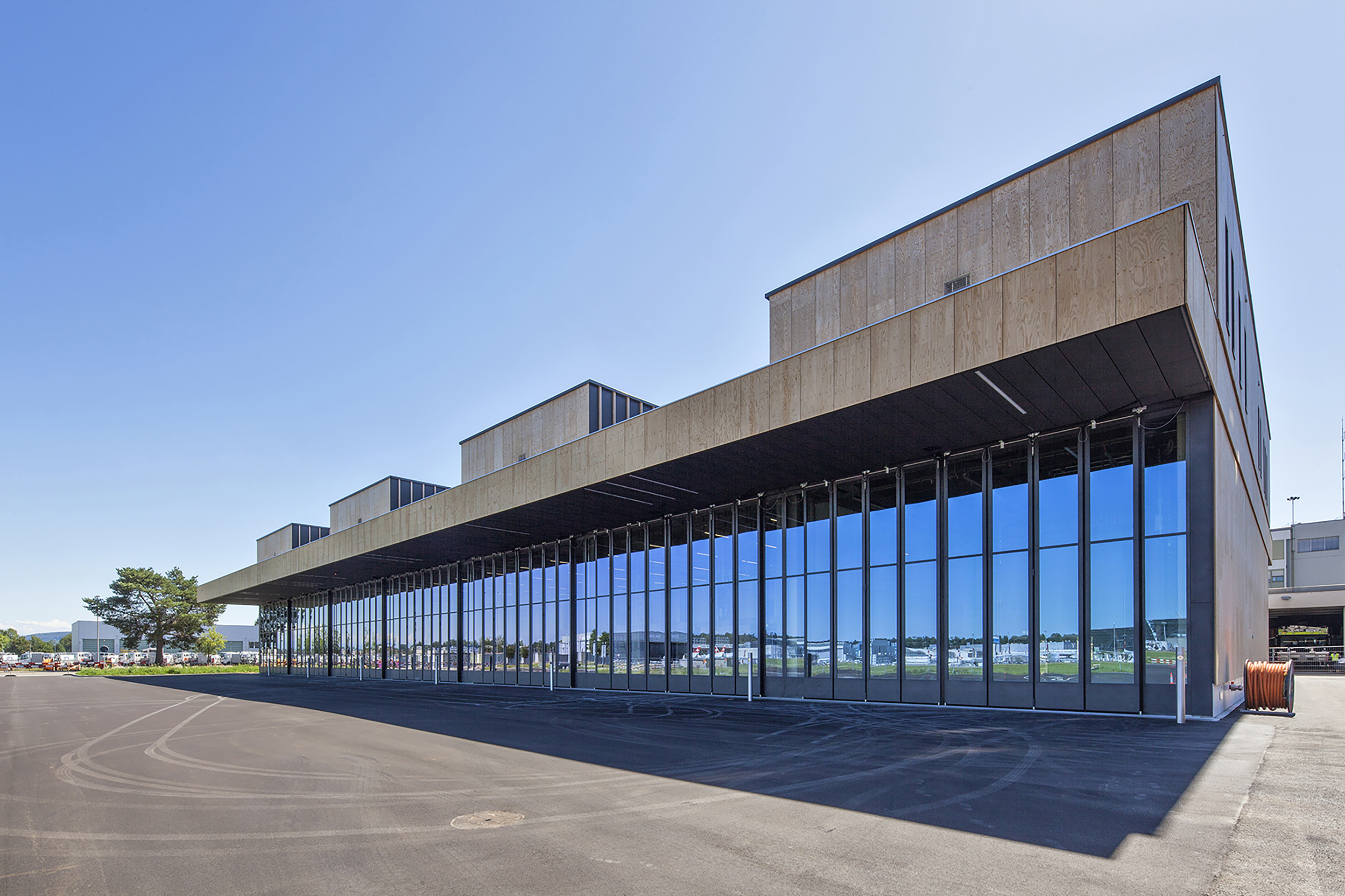 Feuerwache Flughafen_aussen-Flucht