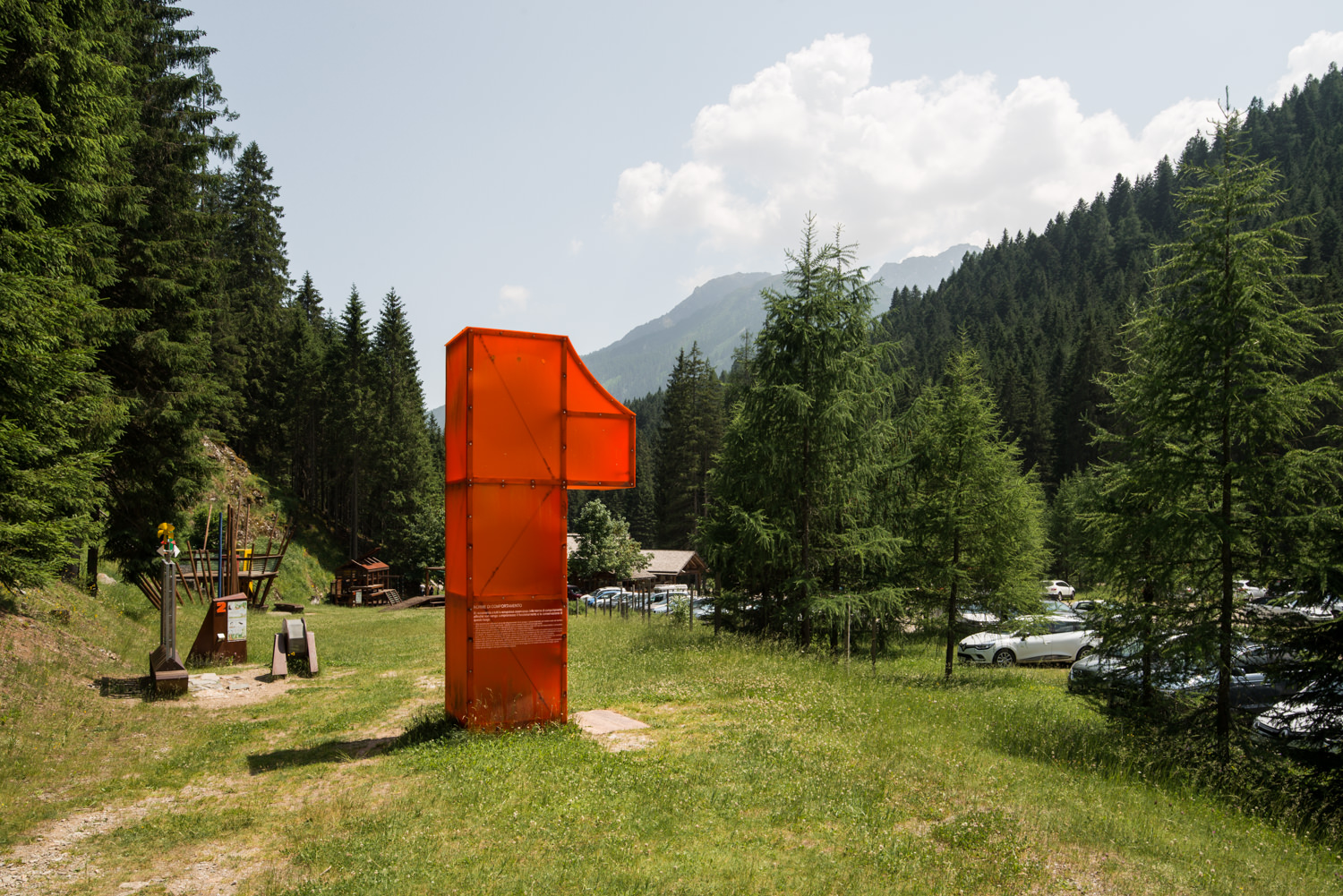 Attrezzature turistiche: il parcheggio e l’inizio del percorso verso le Cascate del Saent, Rabbi, Val di Rabbi (Trento)