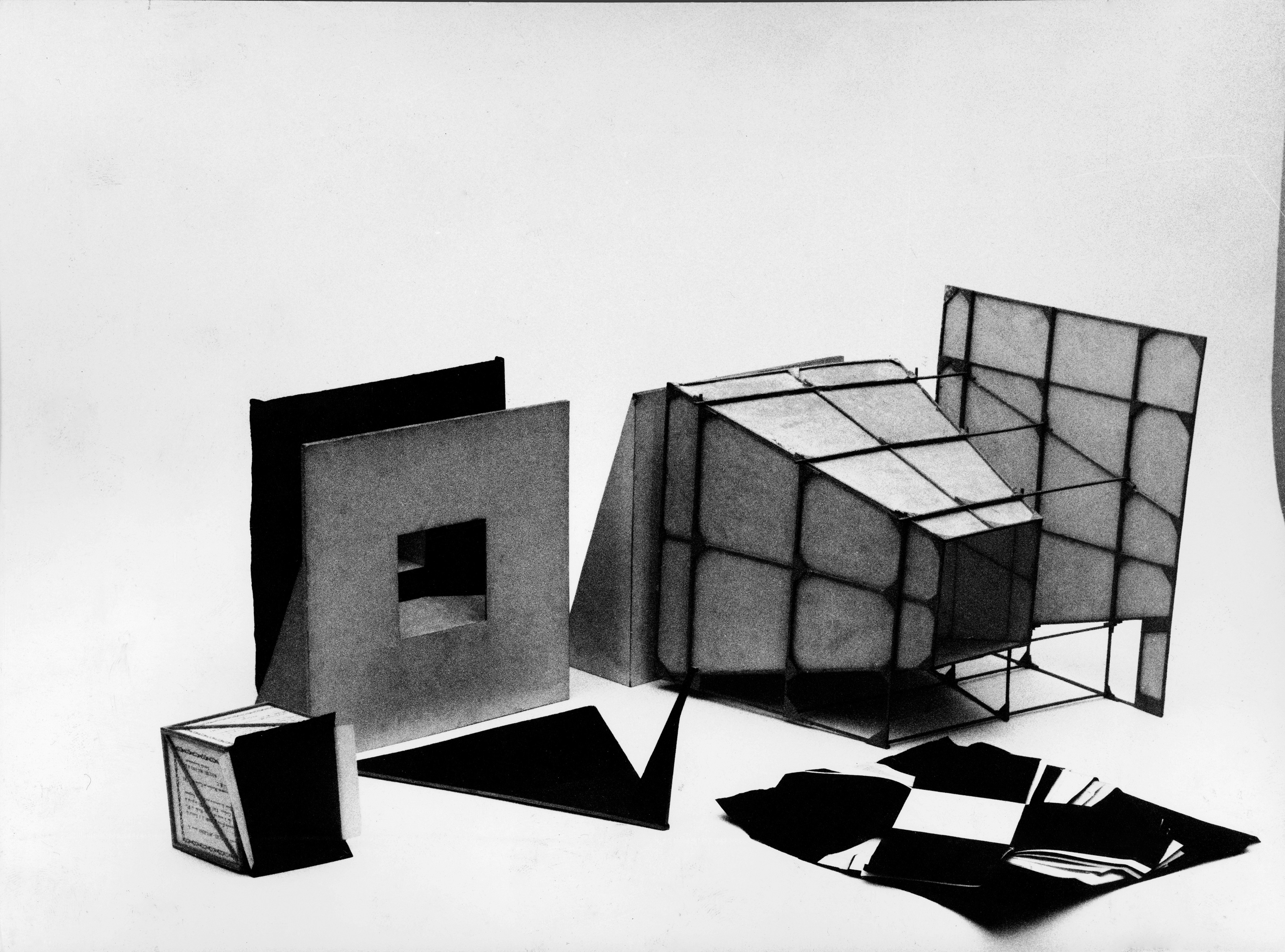Strumenti per le ricerche sui rapporti fra colore e volume carta e legno, 1952