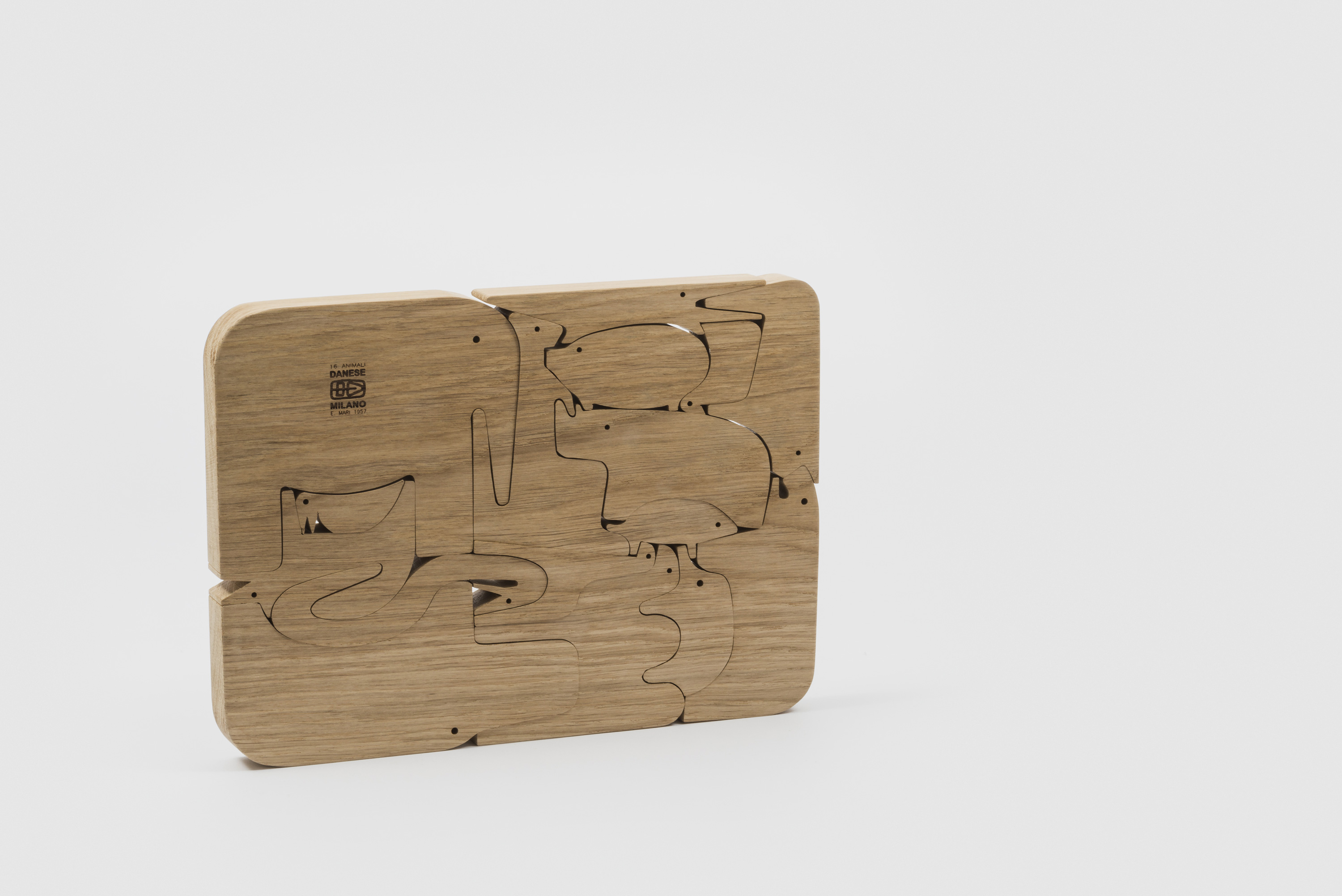 16 animali, 1957, gioco didattico a incastro prodotto da Danese Milano in legno nel 1959 e successivamente in poliuretano