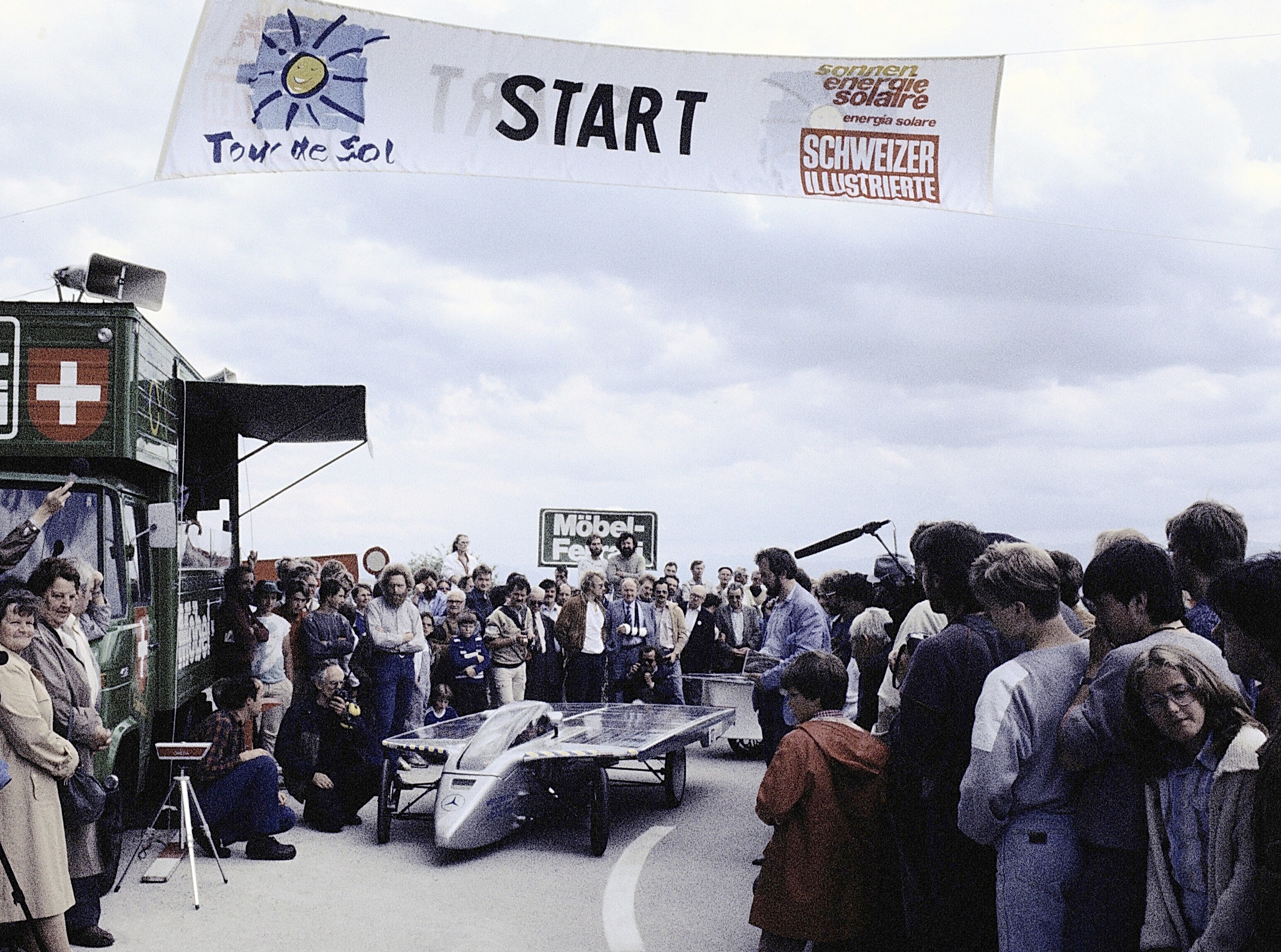 CATEGORIA A: PERSONALITÀ E ISTITUZIONI – L'automobile solare «Mercedes-Benz solarpowered by Alpha Real», ideata da Markus Real, vinse la prima competizione mondiale Tour de Sol nel 1985.