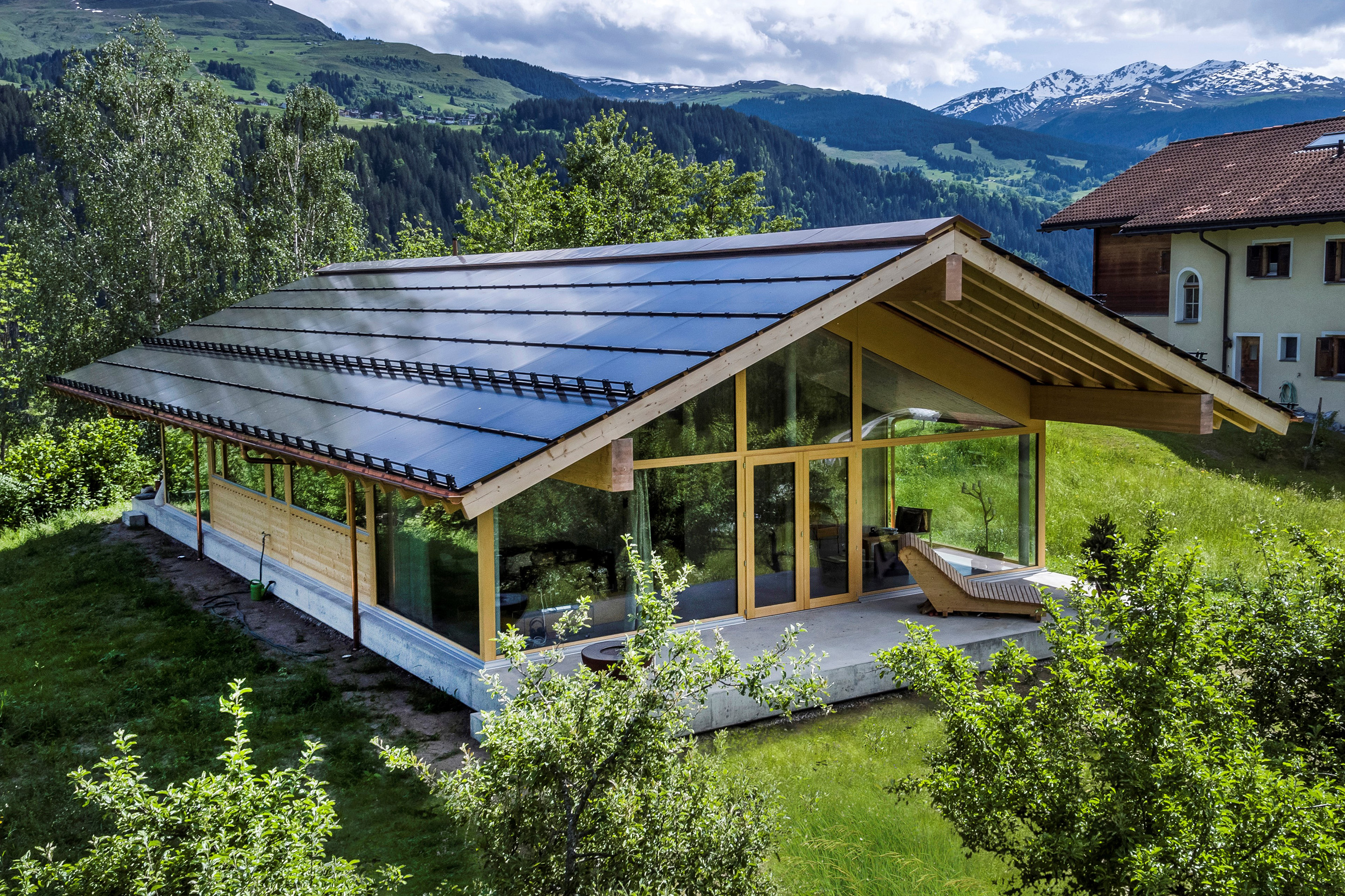 Die Bauernfamilie Brunner-Bapst erstellte 2019 in Waltensburg/GR ein PlusEnergie-Einfamilienhaus mit der bisher höchsten Eigenenergieversorgung aller Schweizer Solarpreise.