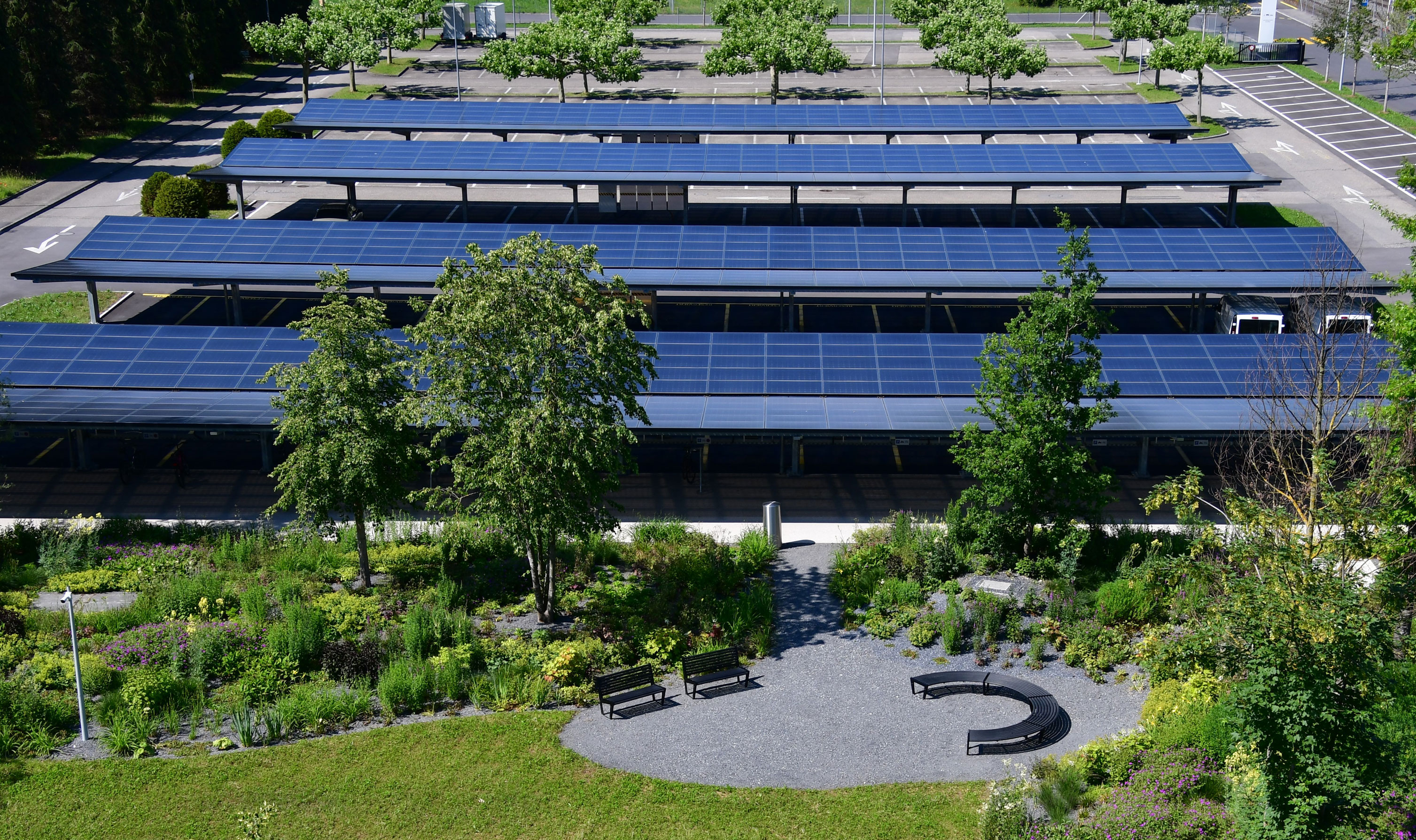 CATEGORIA C: ISTALLAZIONI ENERGETICHE PER LE ENERGIE RINNOVABILI – Carport: 310’000 kWh/a di corrente solare, Ebikon (LU) 