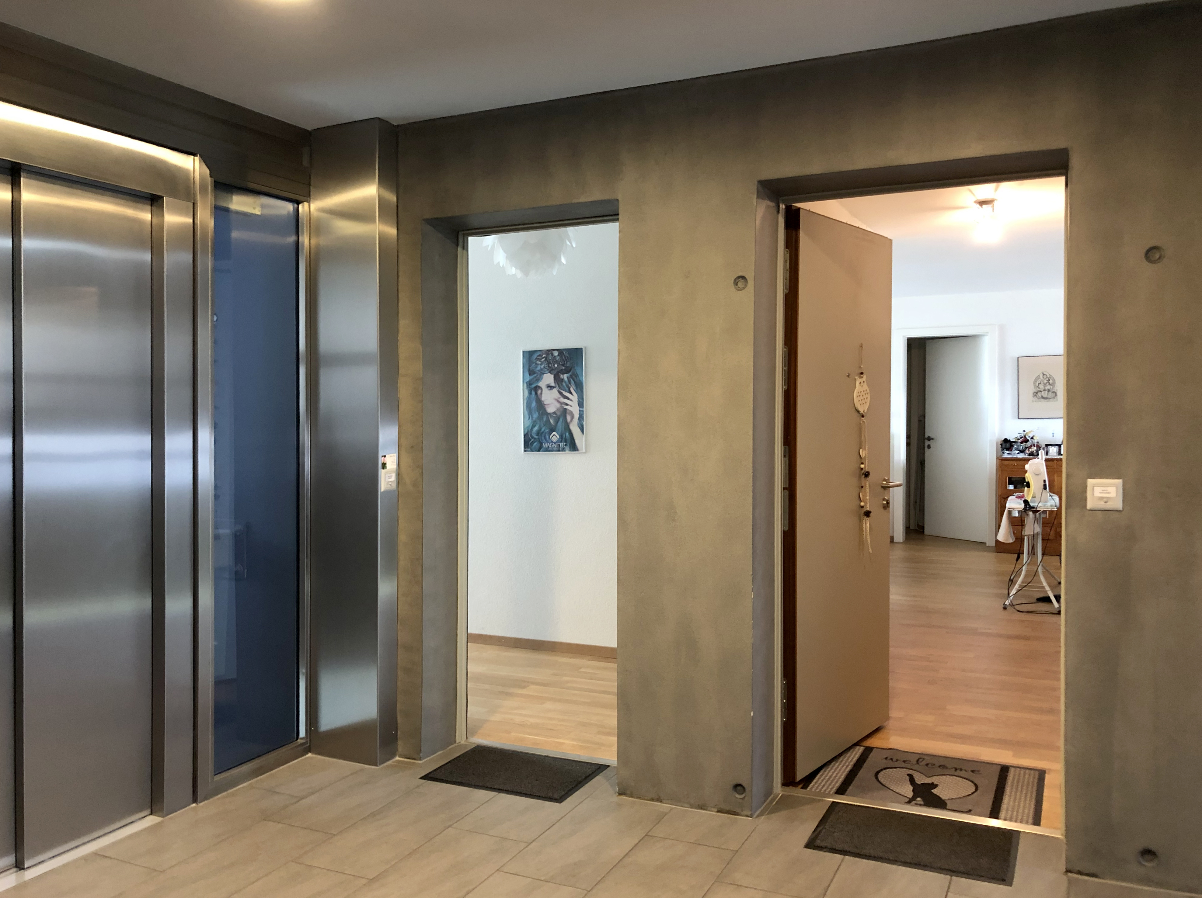La porta d’ingresso doppia d'un appartamento LMI