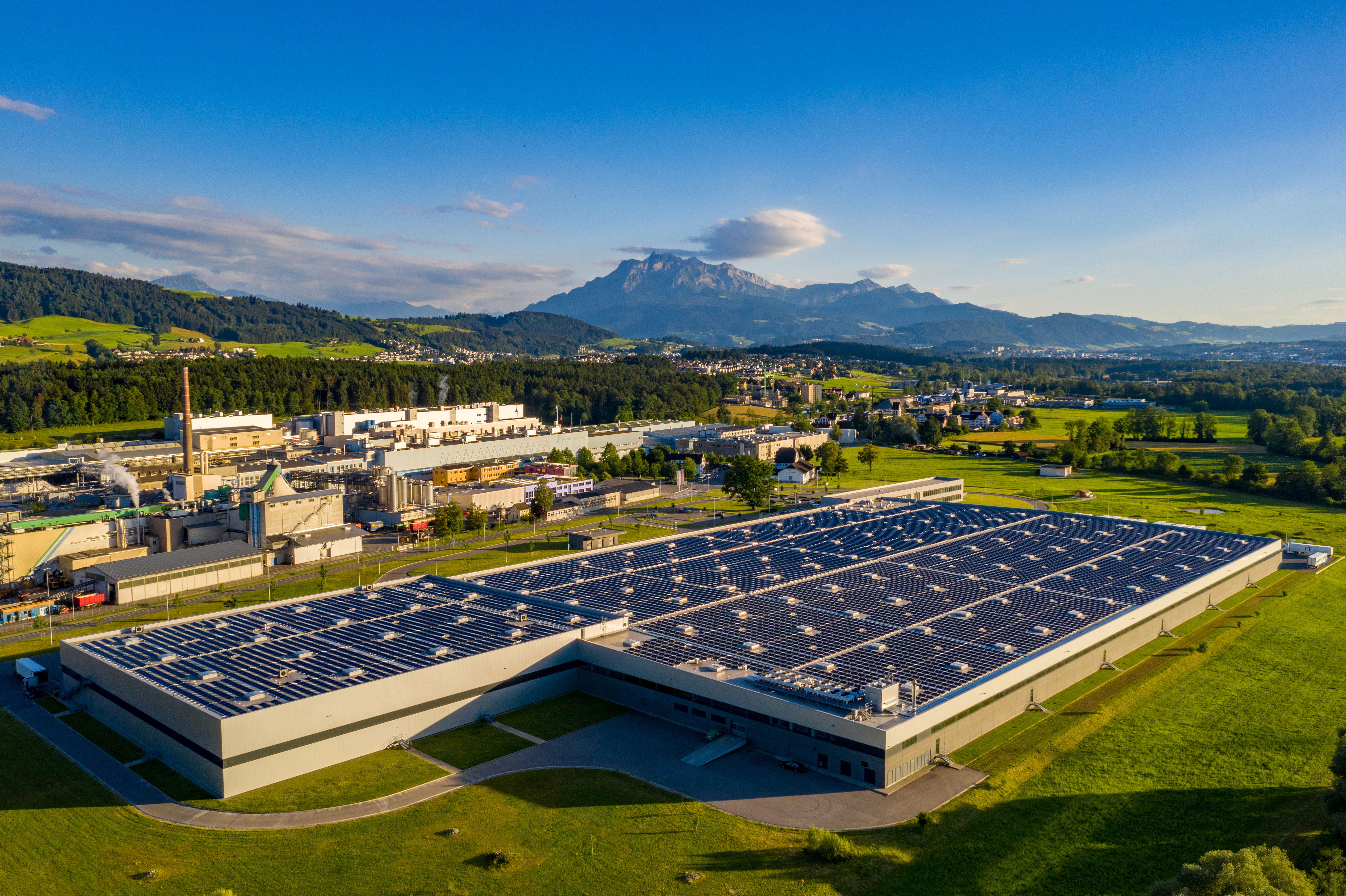 CATEGORIA B: EDIFICI – Premi Solari per edifici a energia positiva – Centro logistico a energia positiva 233%, Perlen (LU)