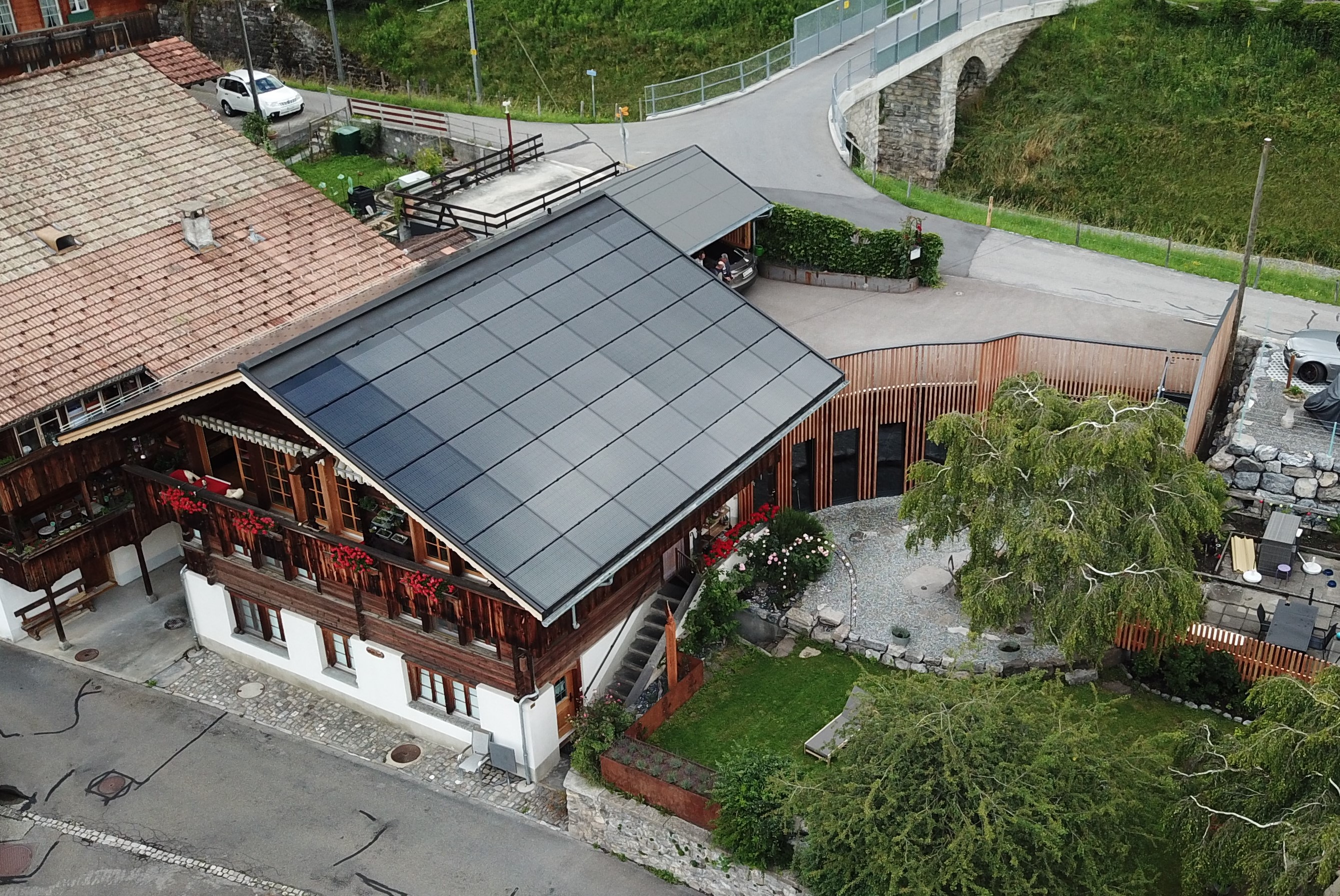 CATEGORIA B: EDIFICI – Premio Solare Speciale HEV – Ristrutturazione a energia positiva 222% delle abitazioni gemelle Grunder, Brienz (BE)