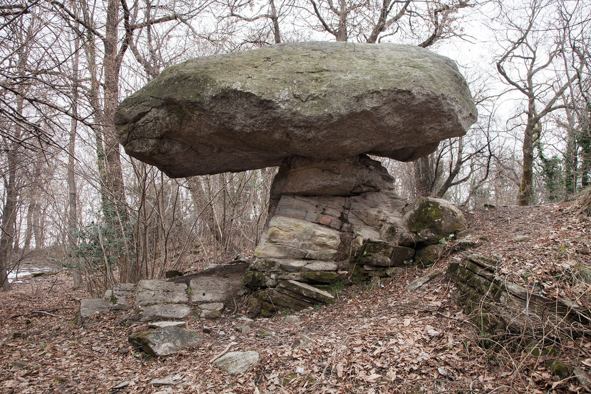 Pietra pendula, Montepiatto, Torno
