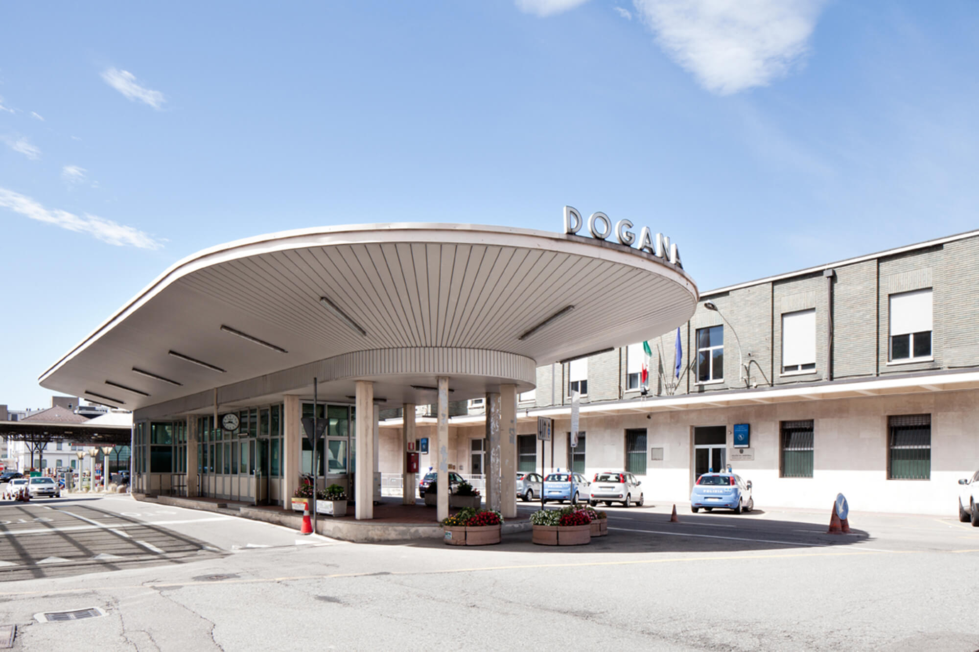 Dogana turistica di Ponte Chiasso, Como-Chiasso, realizzata dal genio civile italiano e ristrutturata sul versante svizzero da Giampiero Mina