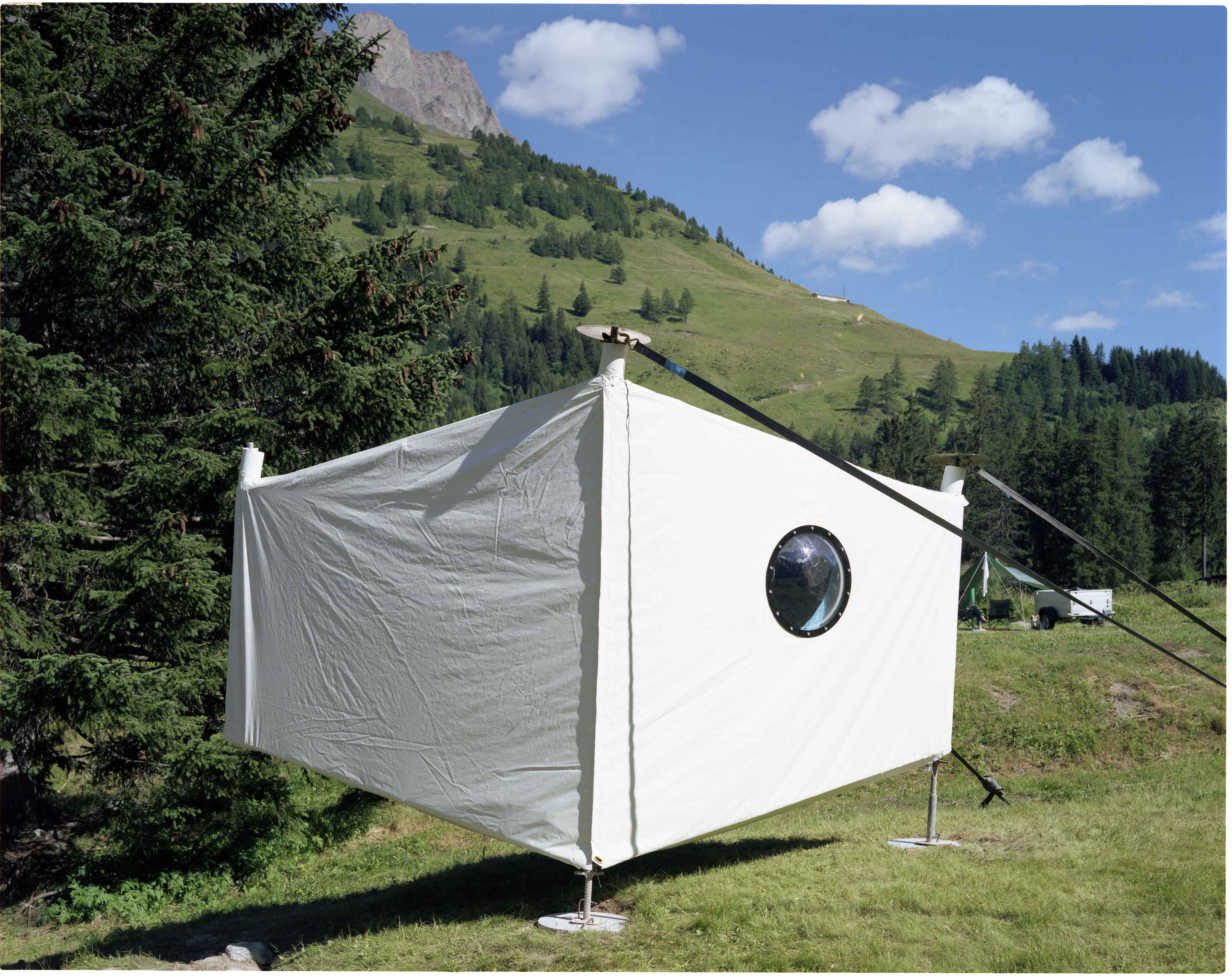 Avec une structure composée d'éléments d’un échafaudage et d’un parapente, les étudiants du Laboratoire EAST ont conçu et produit un prototype de pavillon pour le Club alpin suisse
