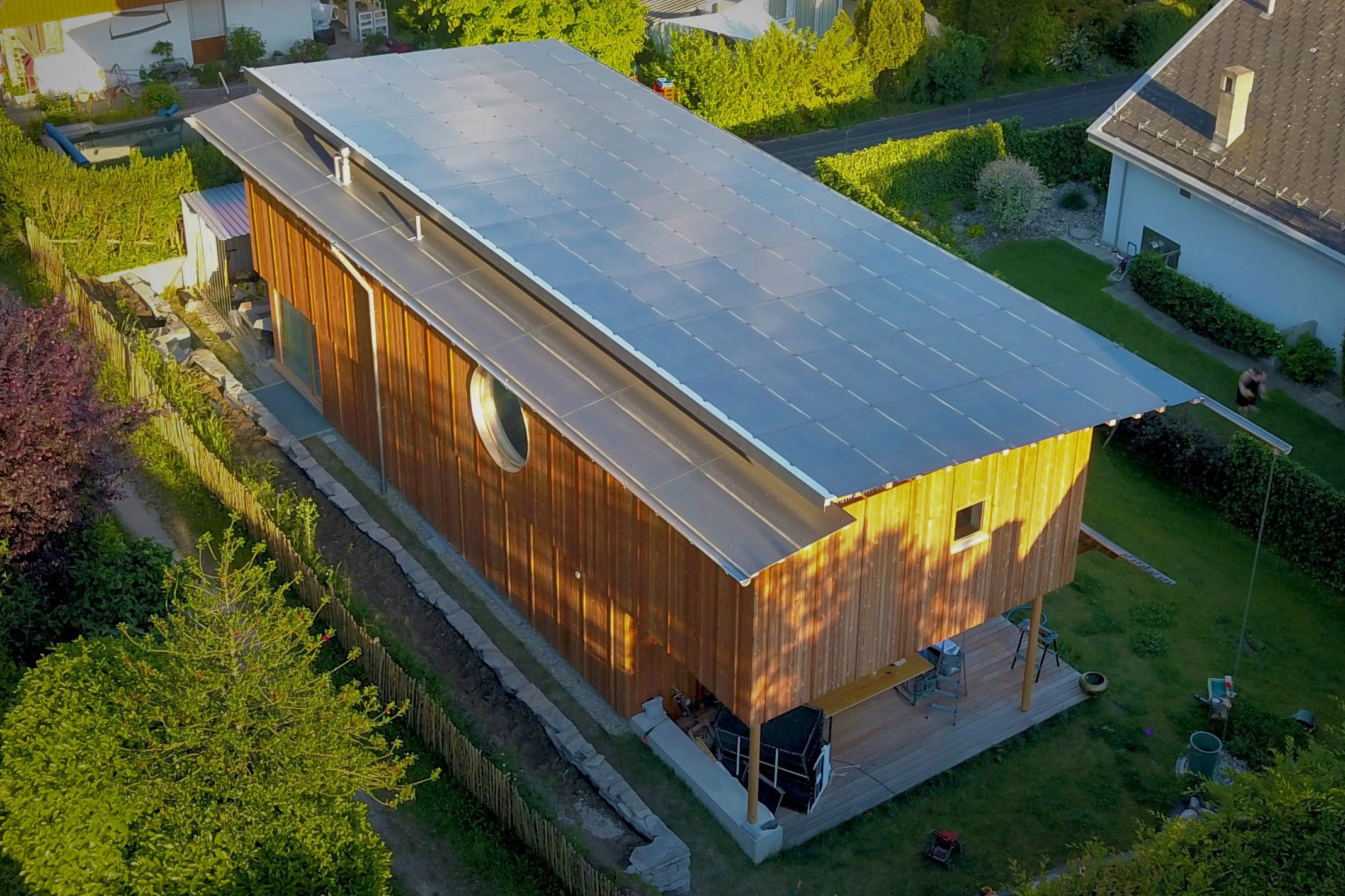 Zweiter Preis Norman Foster Solar Award: Neubau des Einfamilienhauses Moosweg/Riehen: ein Holzbau mit vollflächig integriertem PV-Pultdach Architektur: Felippi Wyssen Architekten Basel.