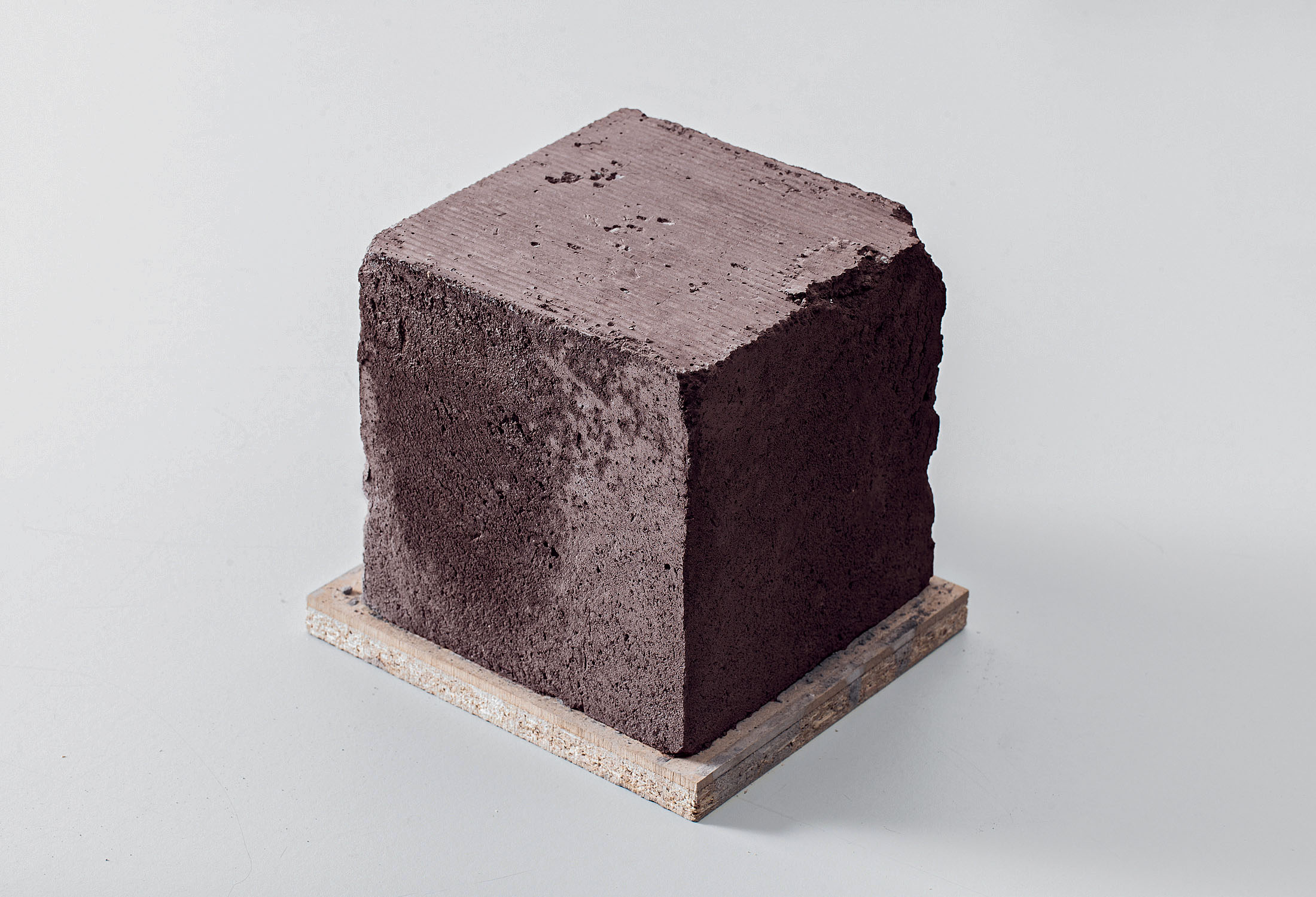 Un bloc de béton réalisé à base de cendre volcanique. Travail de diplôme EPFL d’Antoine Amphoux et Titouan Chapouly, L’île de Tristan Da Cunha : de la cendre volcanique au béton de Pouzzolane, 2016
