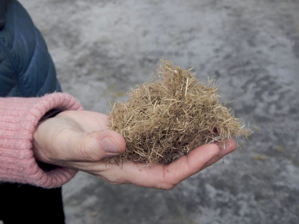 Seule la partie fibreuse de l’herbe est conservée. La partie organique qui sort sous la forme de jus durant la transformation peut servir d’aliment pour animaux. (Gramitherm)