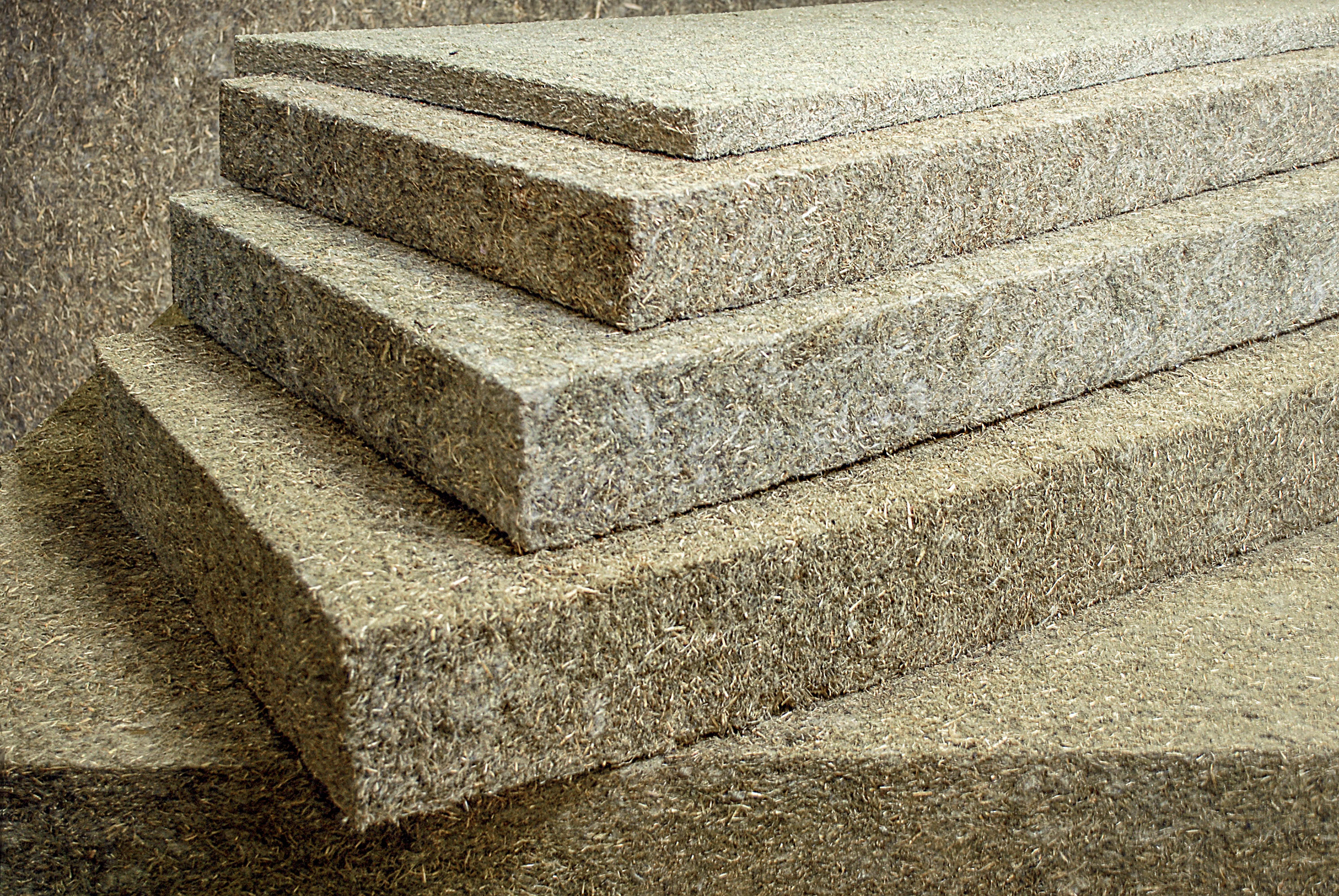 Une composition stable assure aux panneaux une durée de vie de 50 ans. Le nappage industriel permet de mélanger efficacement l’herbe 72 %, les fibres de jute recyclées 20 % (à partir de sacs de café) et les fibres de polyester servant de liant 8 %. (Gramitherm)
