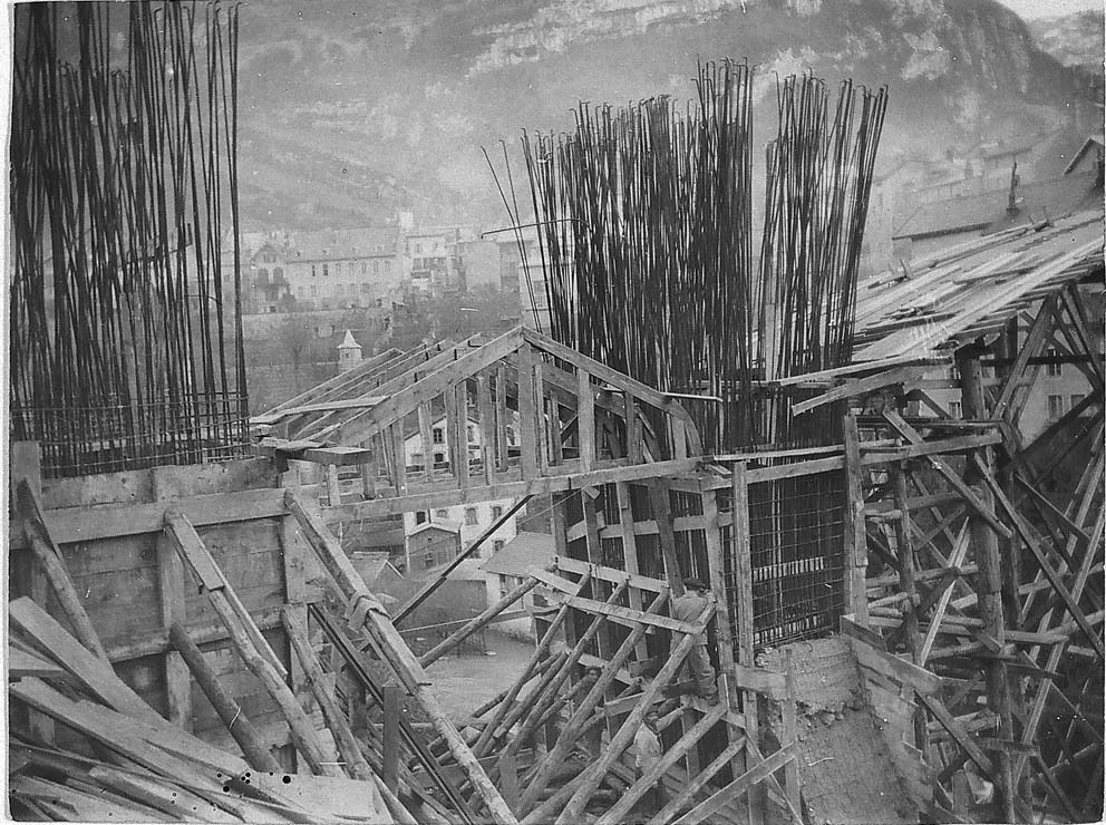 Bétons armés Hennebique. Auguste Chanard, arch., Blazin, ing., Pont sur la Bienne, Saint-Claude (1907-1909) : vue du pont en chantier et des ferraillages, n.d. (cliché anonyme)