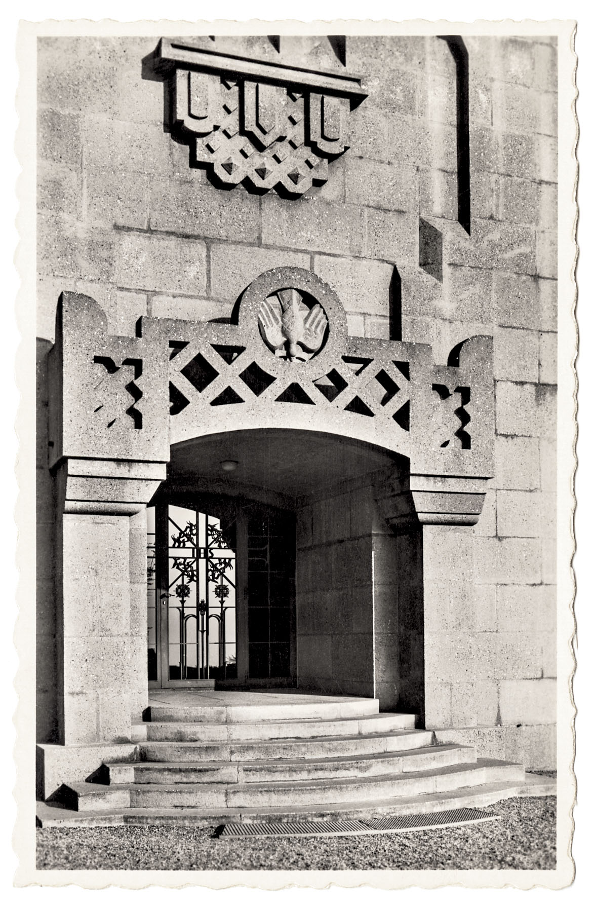Vue du portail du Temple de Saint-Marc à Pully VD réalisé en béton (Paul Lavenex, 1951-1953, photographie publiée par Perrochet, Lausanne)