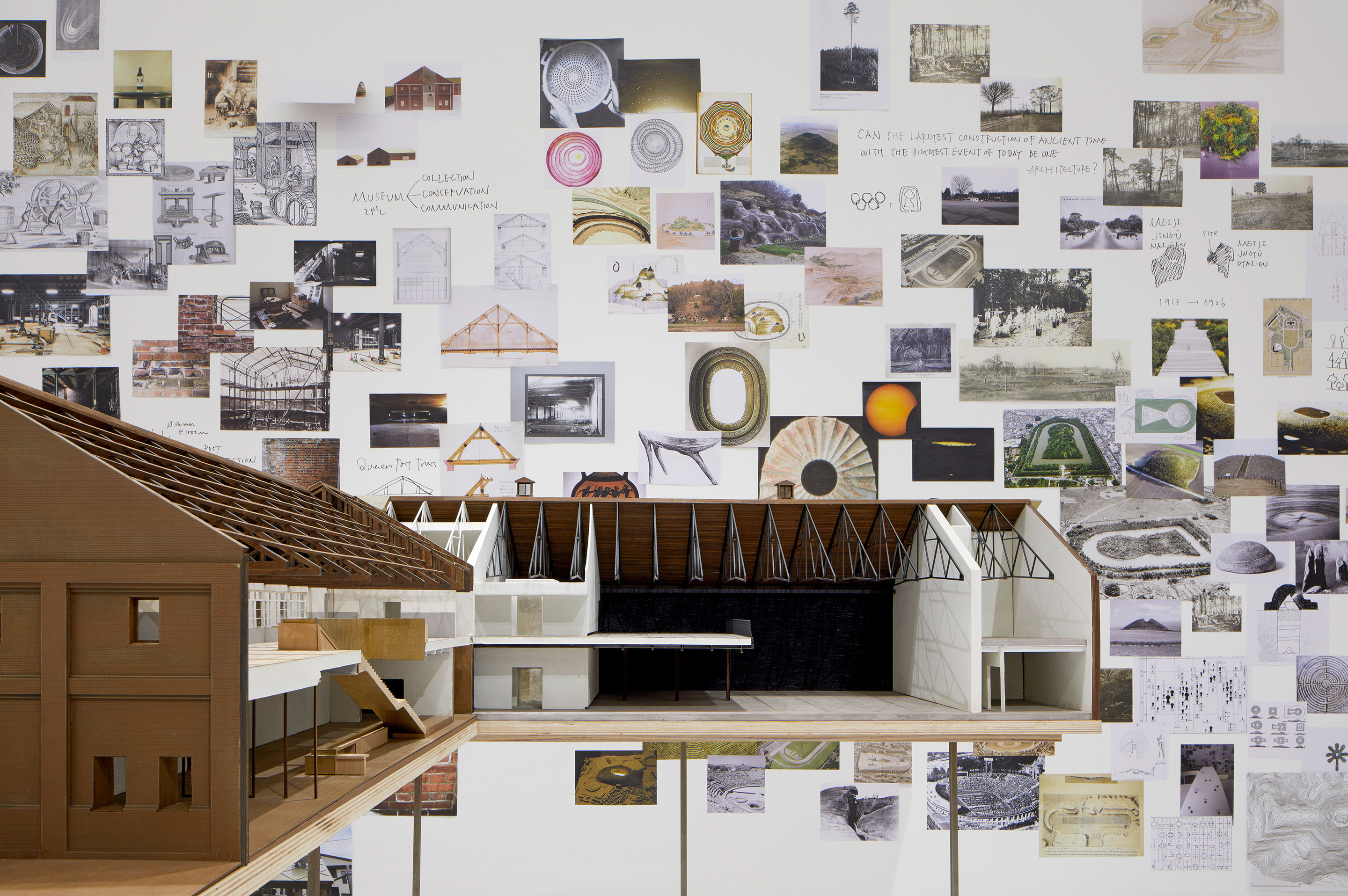 S AM Ausstellungsansicht.​​​​​​: Wie in einem Studierzimmer fügen sich assoziative Bilder und Notizen zu einem Kosmos.
