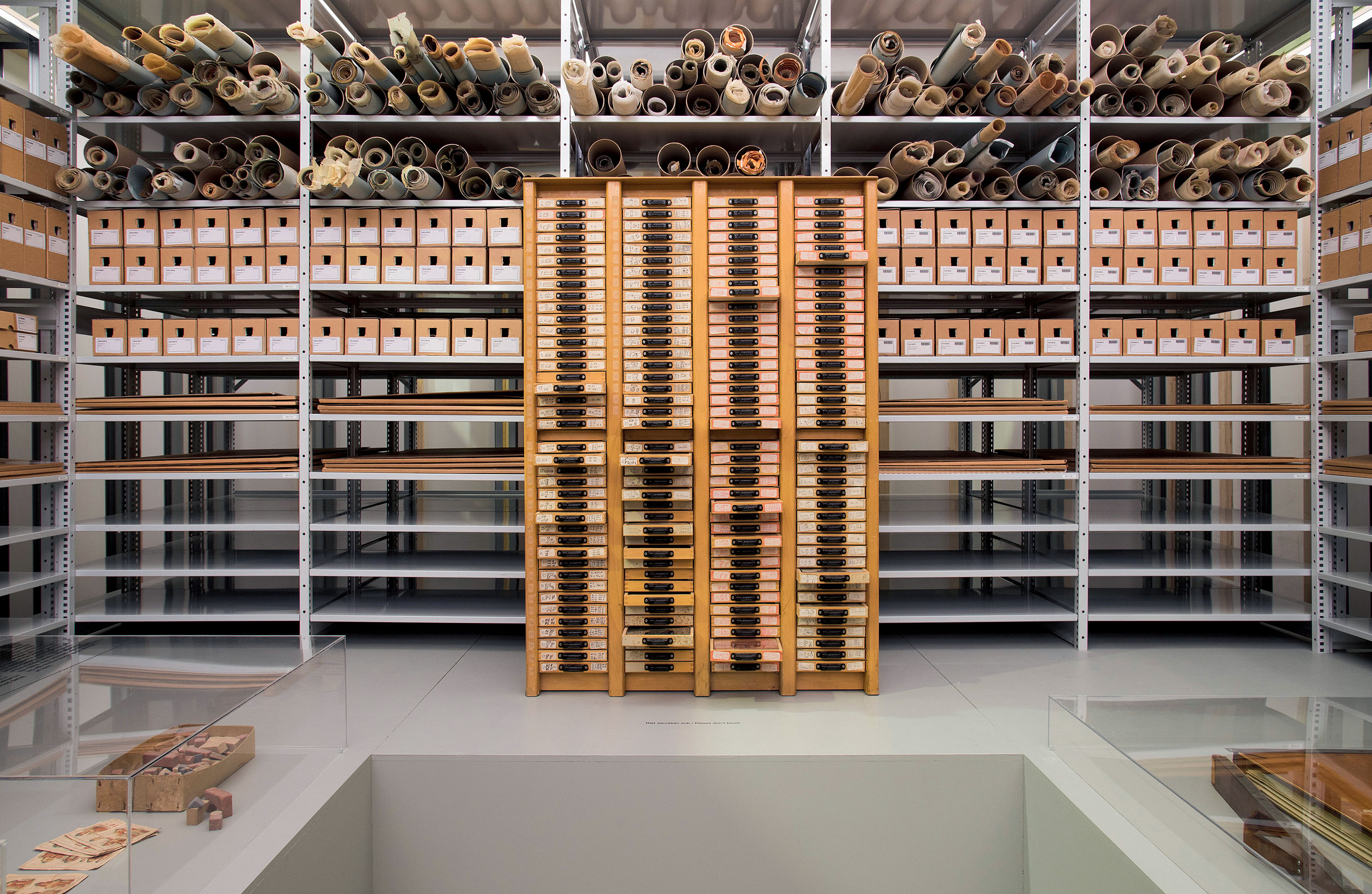 L’exposition «Finders Keepers» (2017) du Het Nieuwe Instituut de Rotterdam présentait des collections d’objets précieux, ainsi que les histoires fascinantes qu’ils contiennent, à côté d’autres de moindre valeur. Elle montrait également plusieurs de ses collections d’archives et révélait une partie des motivations des collectionneurs.