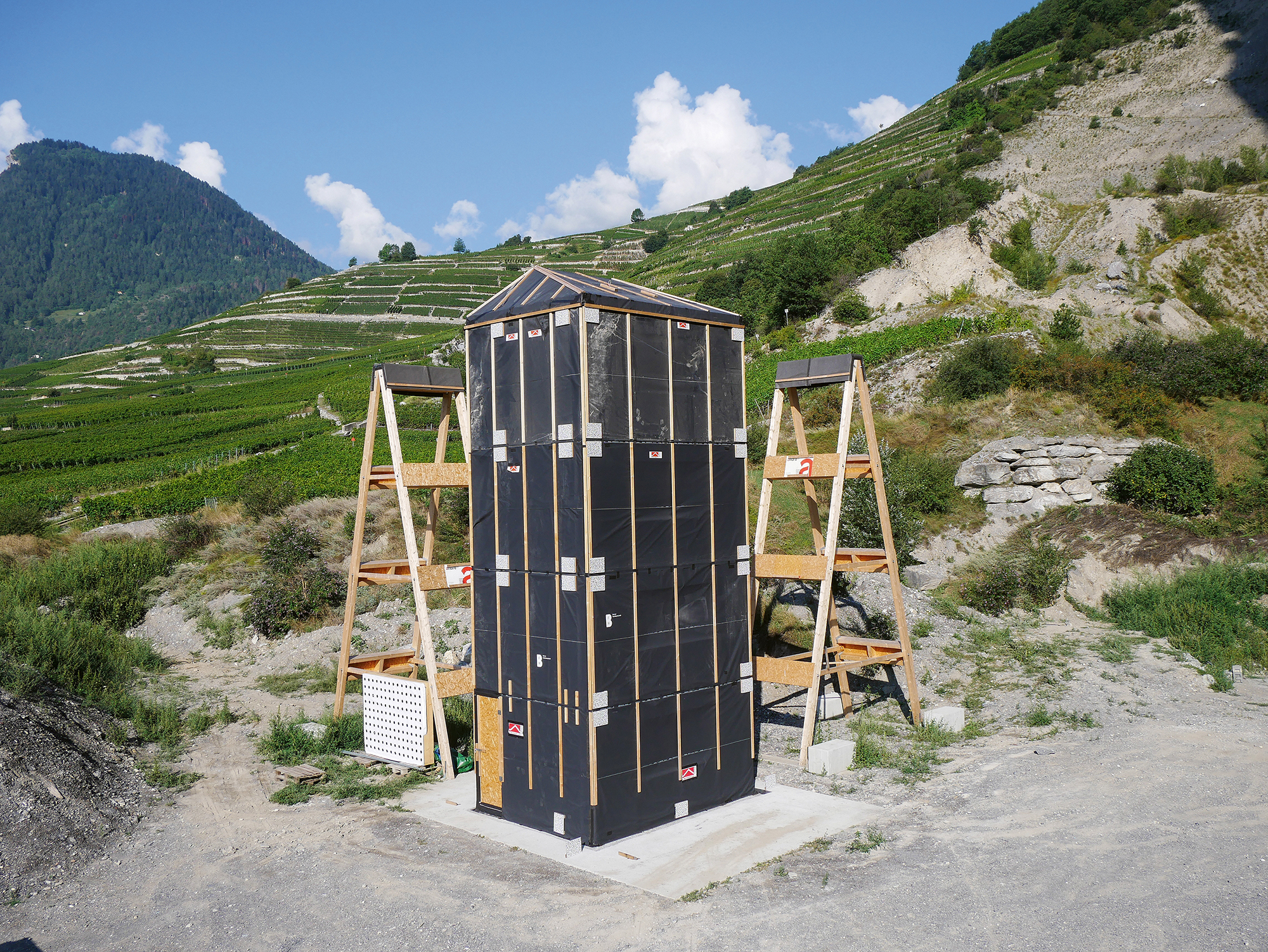Forschung in Original­grösse: Die Gruppe Erdbeben­ingenieurwesen der BFH führte in ihrem jüngsten Projekt dynamische Tests an einem vierstöckigen Holzrahmenbau durch.