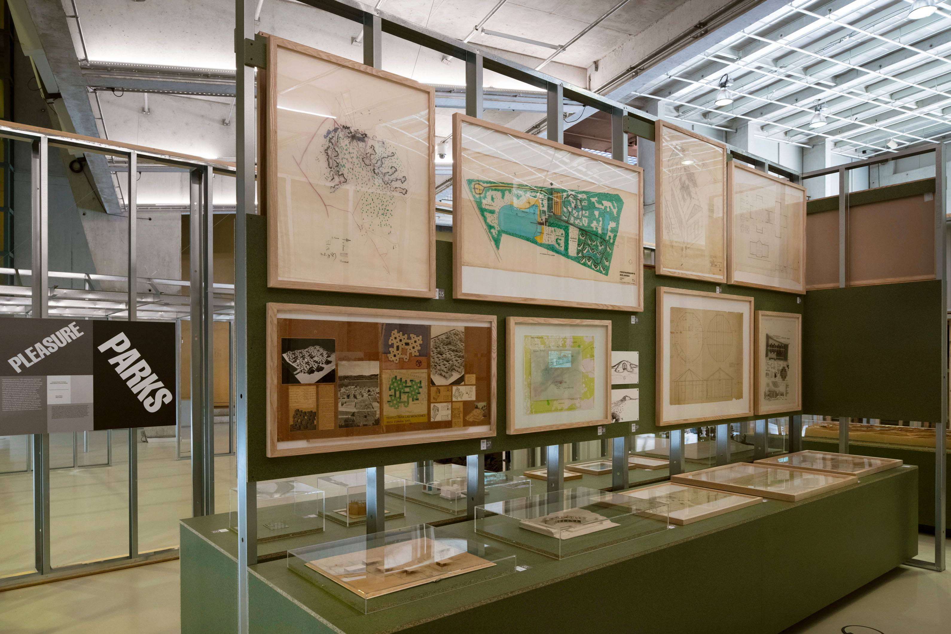 Pleasure Parks (2018), pavillon pour l’exposition «Dissident Gardens» qui abrite des dessins du fonds dédié aux maisons de campagne et aux parcs de vacances