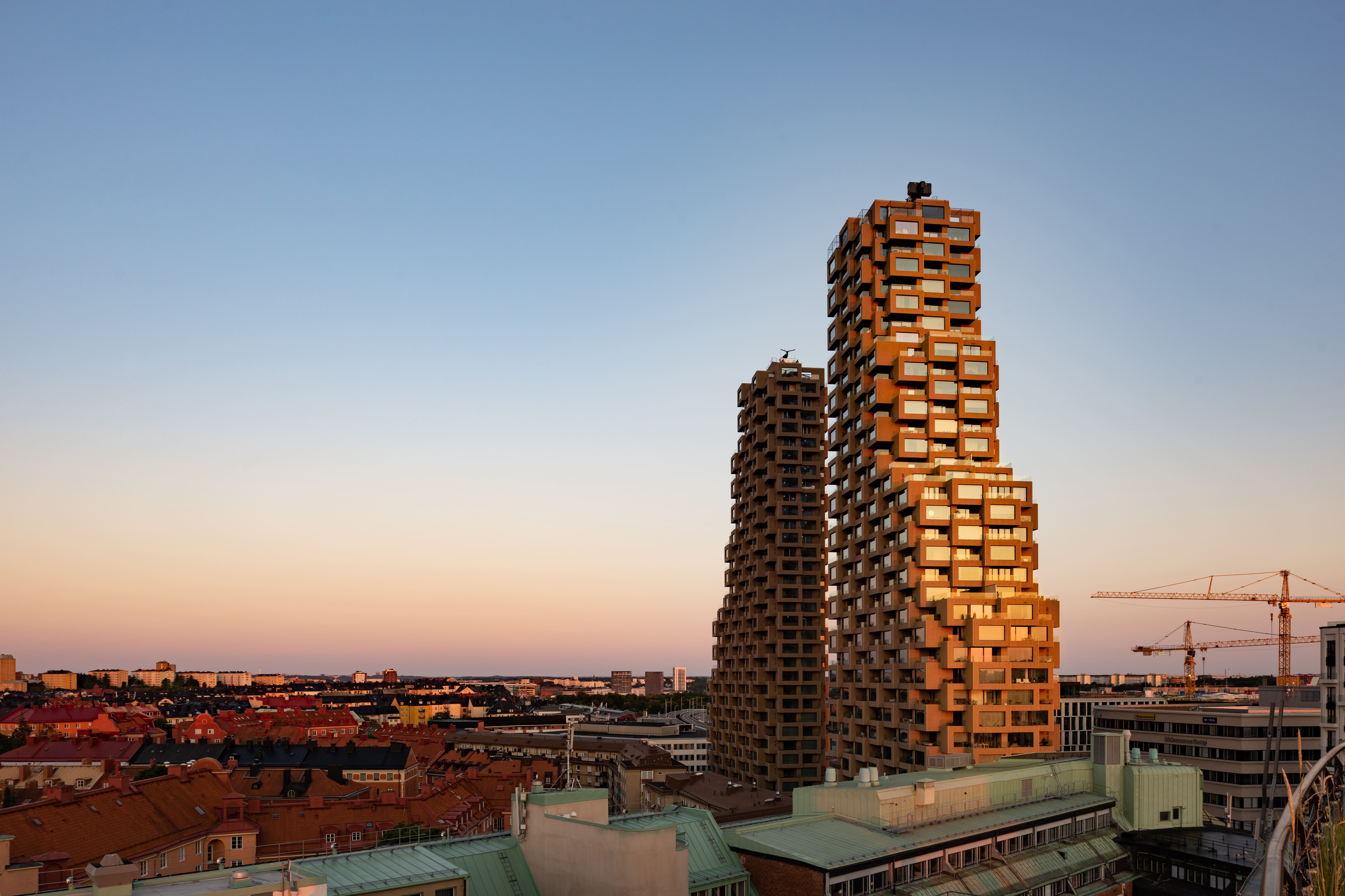 Das Hochhaus «Norra Tornen» – zwei Berge aus gestapelten braunen Boxen – markiert den Übergang von Stockholms Stadtteil ­Vasastaden zum Neubauquartier Hagastaden.