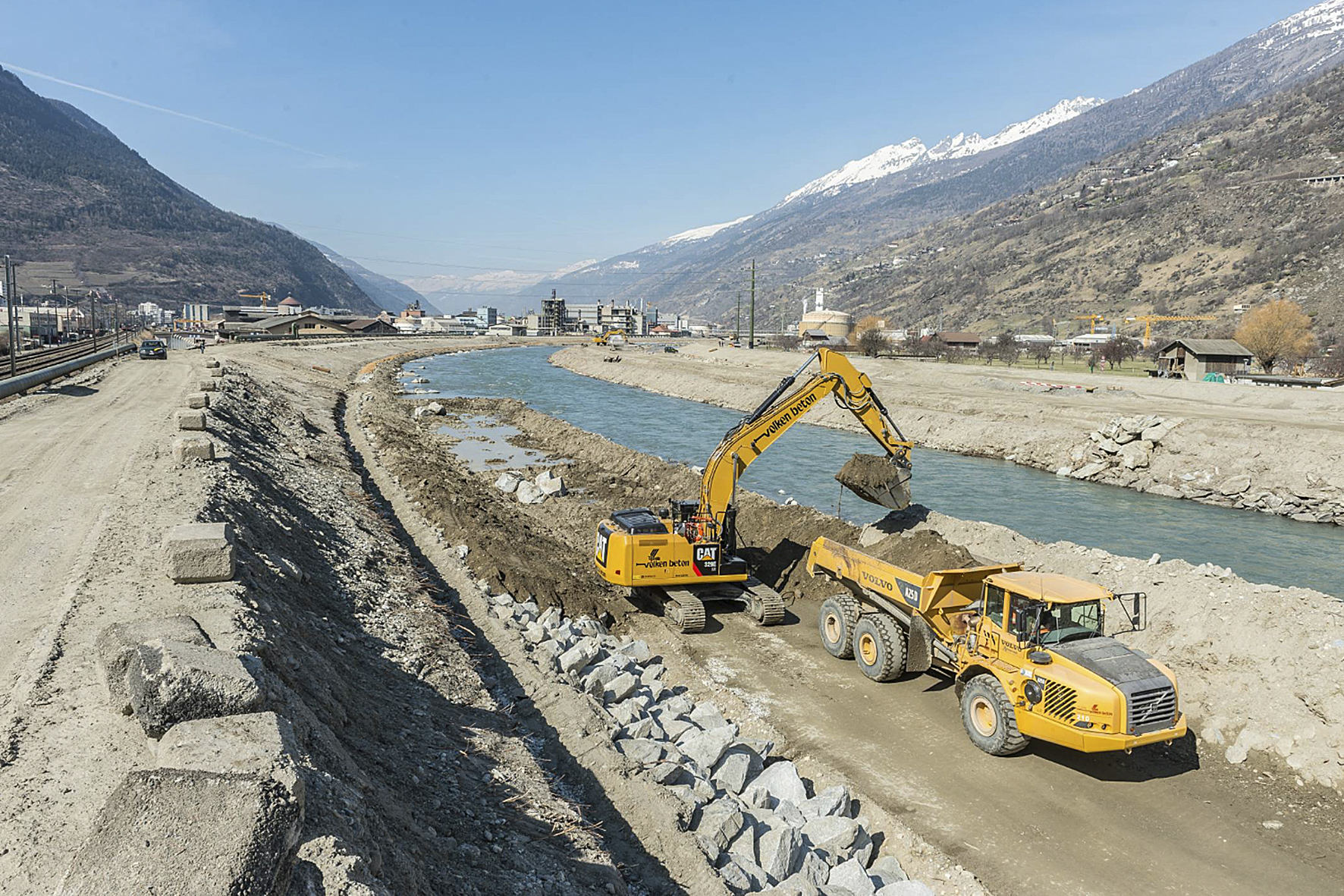Hochwasserschutzbauten sollten besonders nachhaltig sein. Im Bild Arbeiten an der 3. Rhonekorrektion, einem der Pilotprojekte des SNBS Infrastruktur.