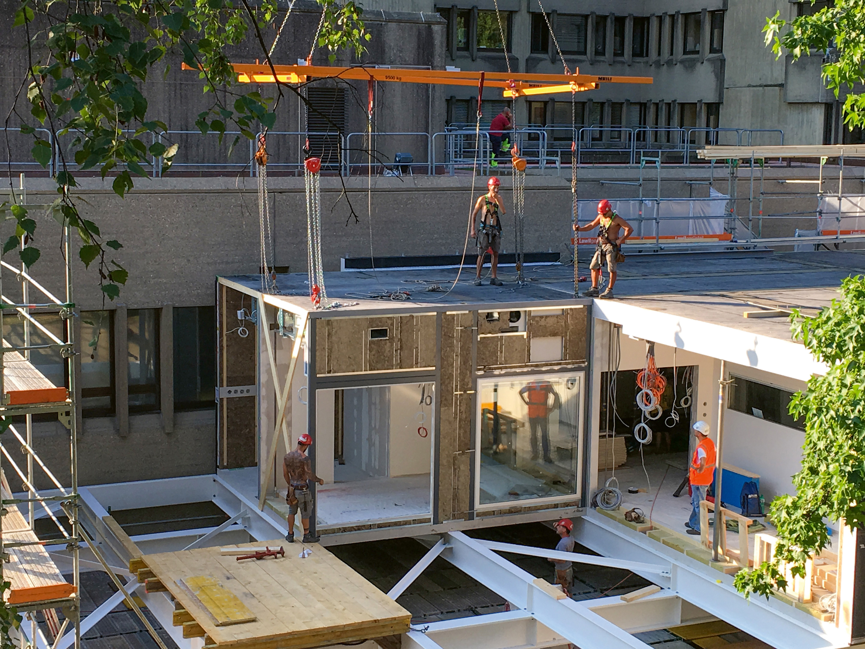 L'ampliamento dell'Ospedale Civico, concepito dall'Ufficio progetti dell'Ospedale regionale di Lugano, è stato realizzato grazie a moduli prefabbricati di legno assemblati sul posto.