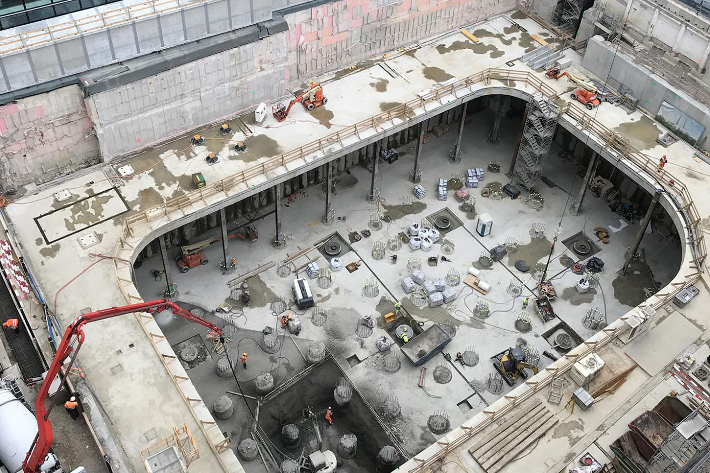 Die Spriessplatte zur Abstützung der Baugrubenwand wird als Decke über dem 3. UG in das endgültige Hochhaus-Tragwerk integriert.