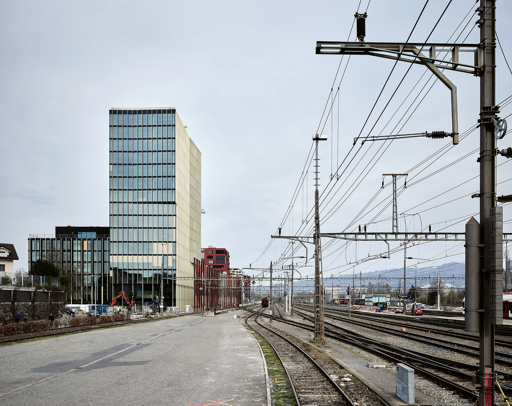 Der Campus der Hochschule Luzern in Risch Rotkreuz ist mit 15 Geschossen und 60 m das schweizweit höchste Holzhybrid-Gebäude. Die Holzstruktur ist gegen aussen verkleidet.