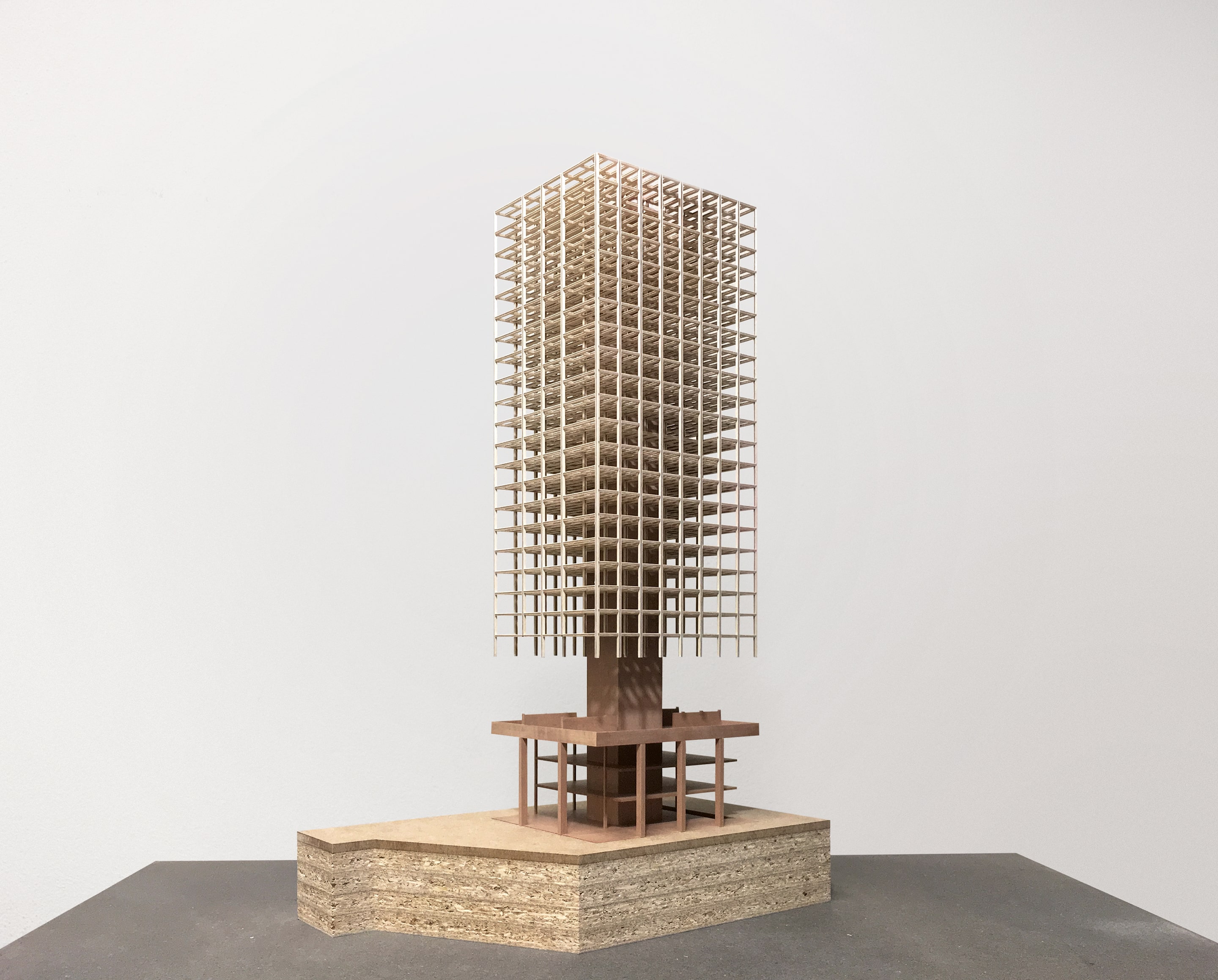 Les études pour la tour en bois de 75 m à Zwhatt, Regensdorf ZH de Boltshauser Architekten pour la Fondation de placement Pensimo sont très avancées. Le concept statique proposé par Josef Kolb, Romanshorn, et Schnetzer Puskas Ingenieure, Bâle prévoit un noyau de circulations et un socle en dur, et tous les étages seront réalisés en bois.