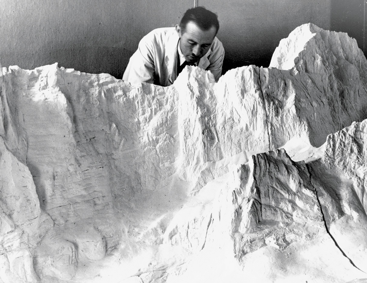 Eduard Imhof impegnato a relizzare il Reliefmodell del Grosse Windgälle, nel 1938, per la Schweizerische Landesausstellung dell’anno successivo.