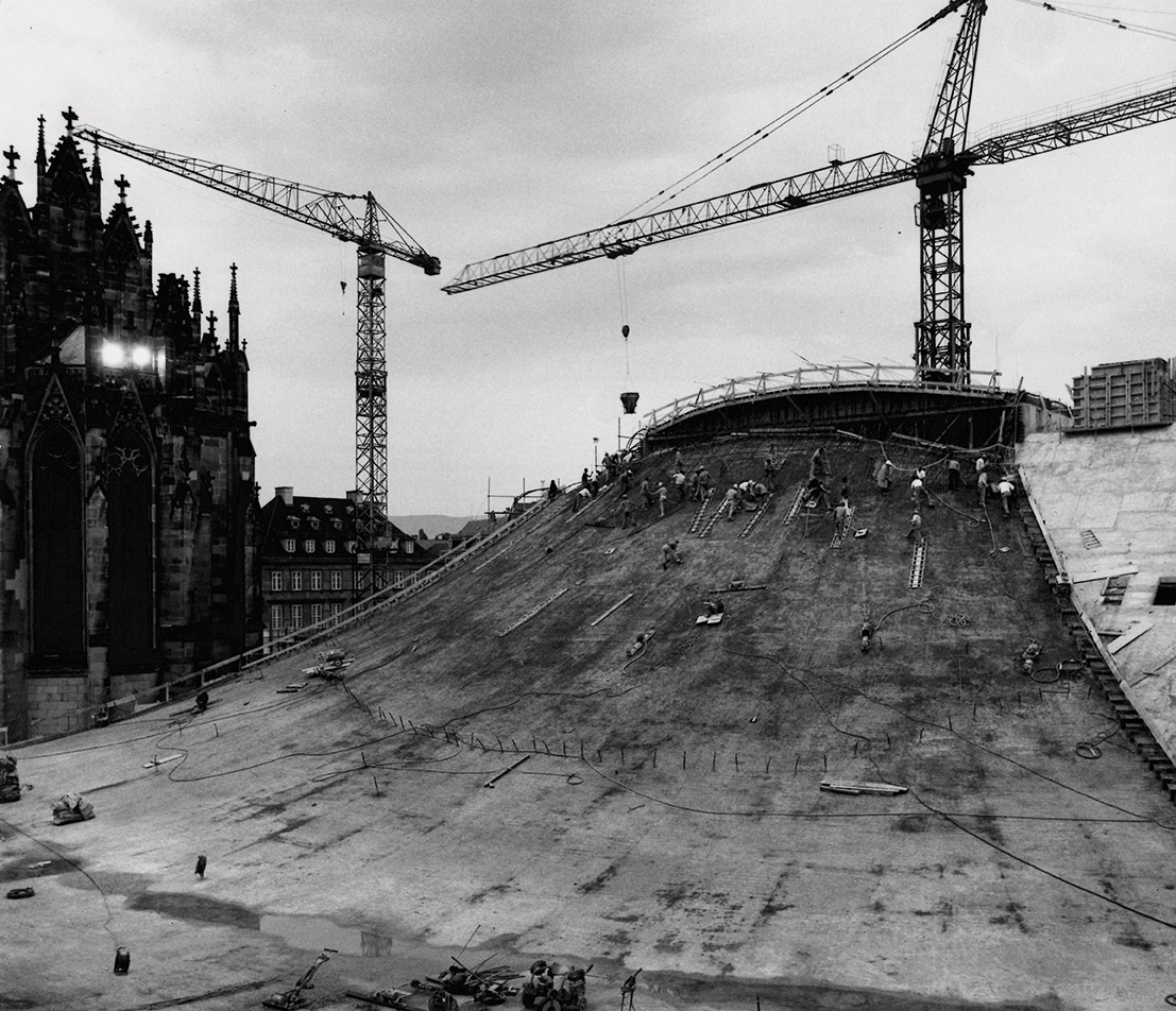 Heinz Hossdorf, Teatro comunale di Basilea, 1968-75 (arch. Felix Schwarz, Rolf Gutmann). Veduta della copertura in cemento armato precompresso in costruzione, s.d.