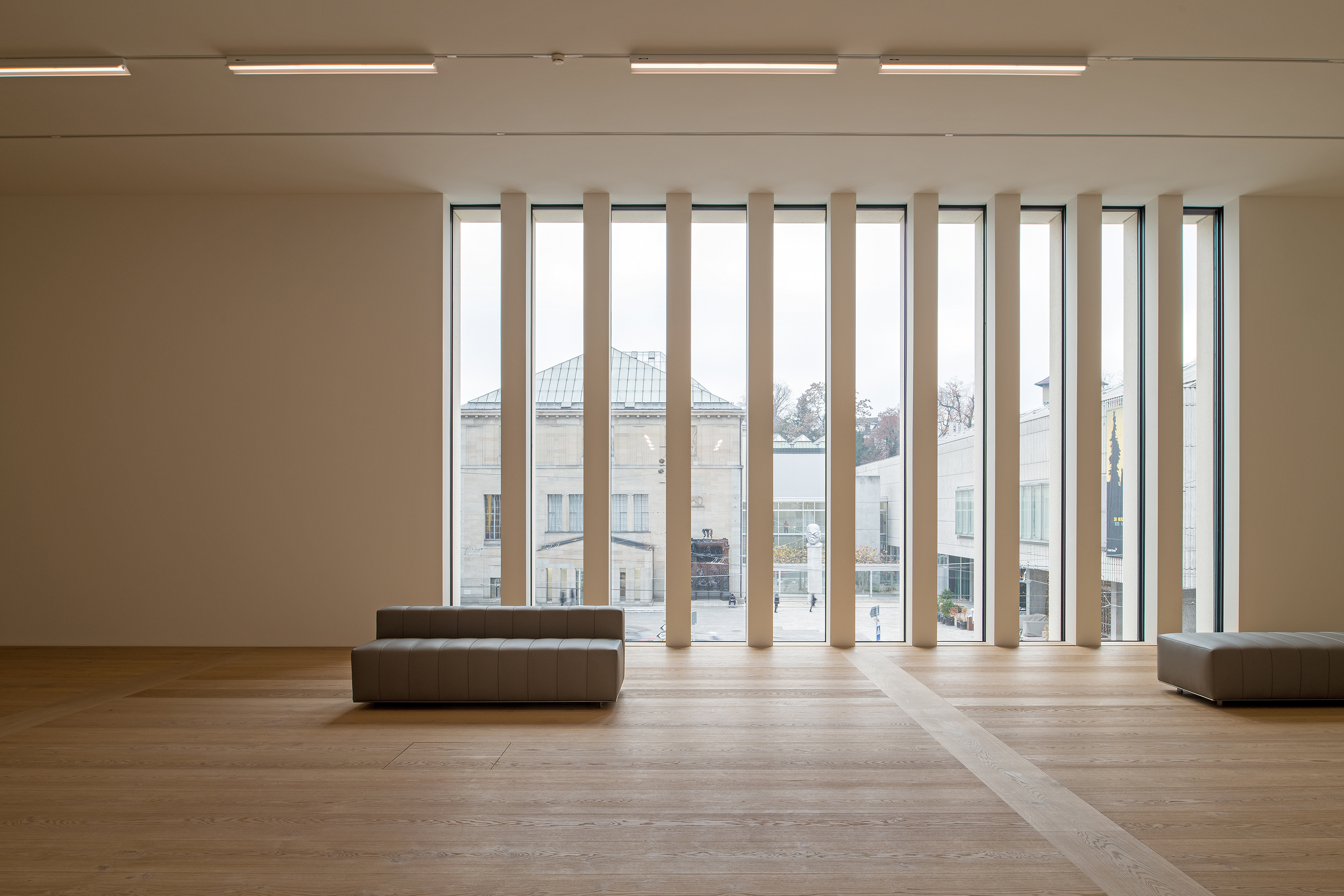 Nell'ampliamento di Chipperfield l'illuminazione delle sale è, quando possibile, naturale: la nervatura a brise-soleil della facciata permette di approfittare della luce evitando un'esposizione diretta al sole.