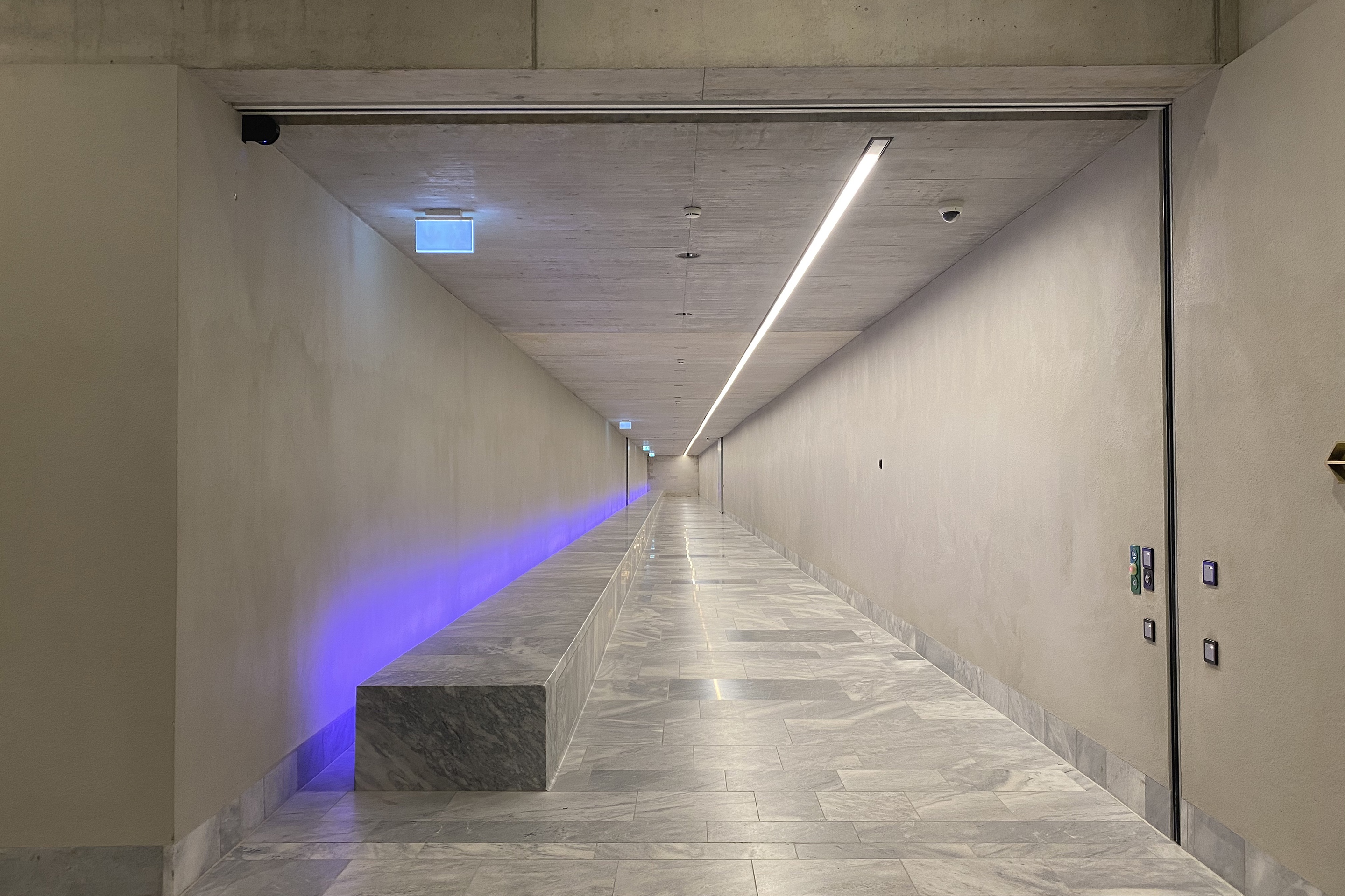 Un passaggio sotterraneo attraversa la Heimplatz, collegando l'edificio esistente e l'ampliamento: nel tunnel sarà allestita un'installazione artistica (a prova di fuoco).