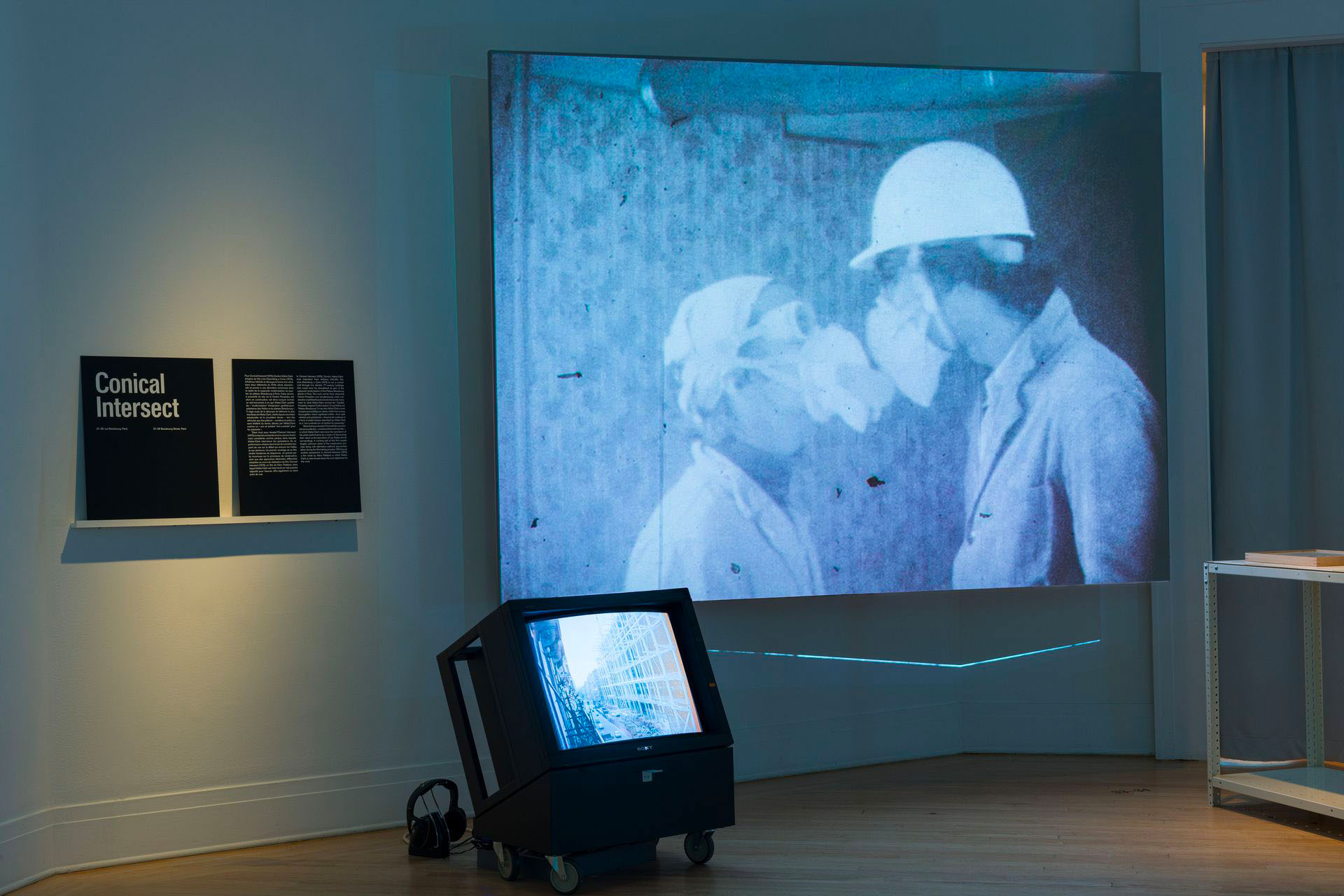 Chutes et premiers montages : Gordon Matta-Clark revu par Hila Peleg. Vue d’installation, 2019