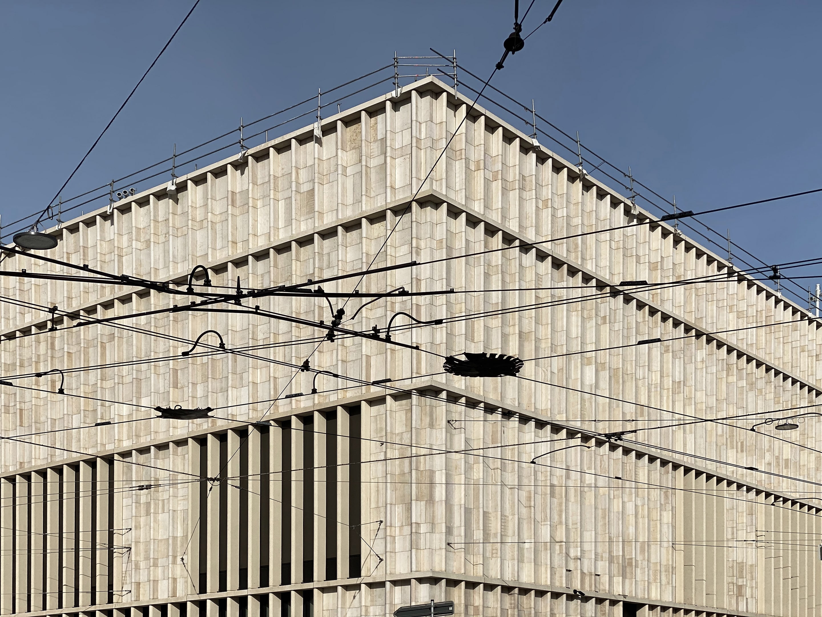 Ein grafisches Spiel der Linien vor und innerhalb der expressiven Fassade.