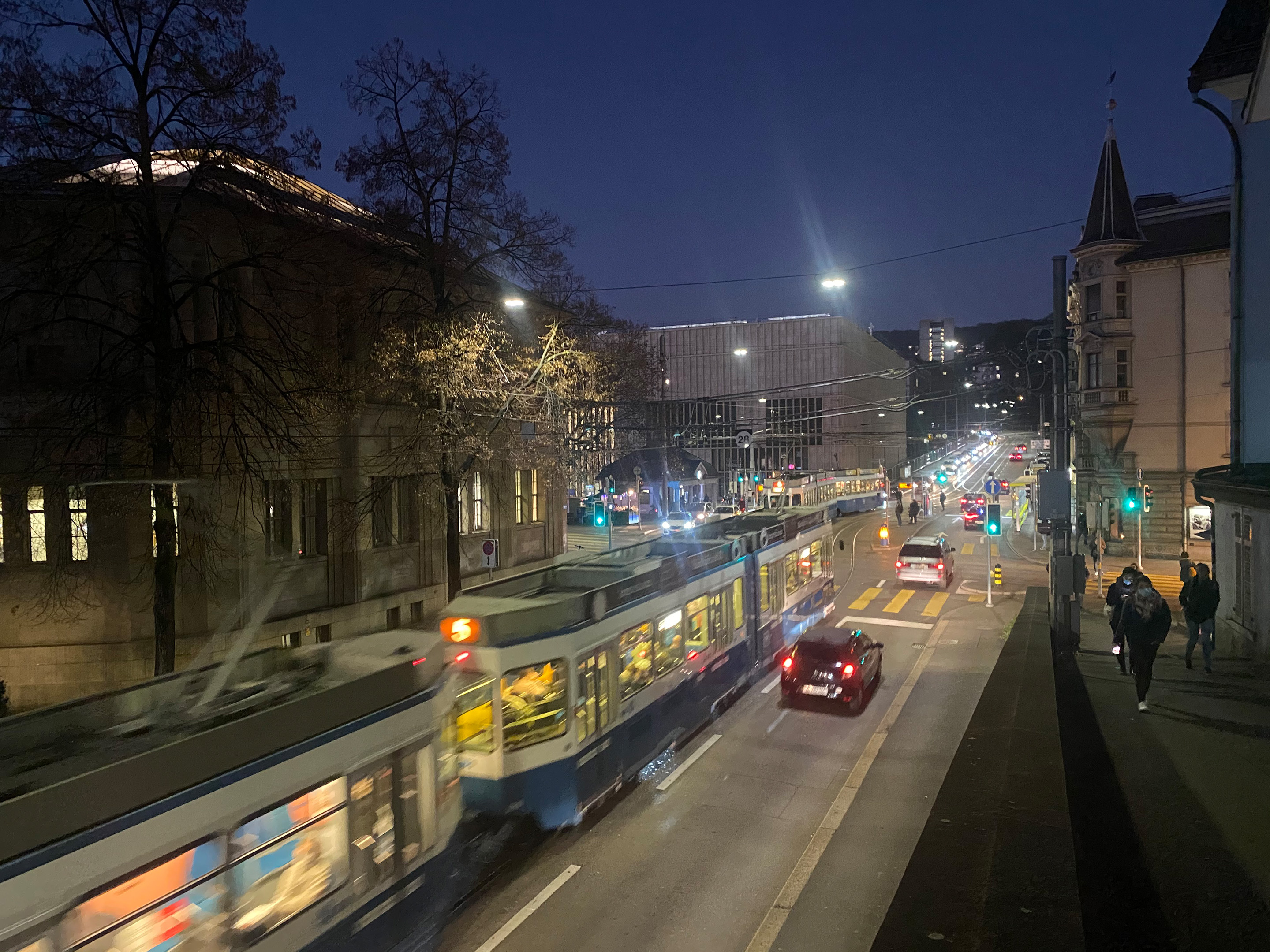 Die mächtigen Volumen des Museumsensembles fassen den Heimplatz.
