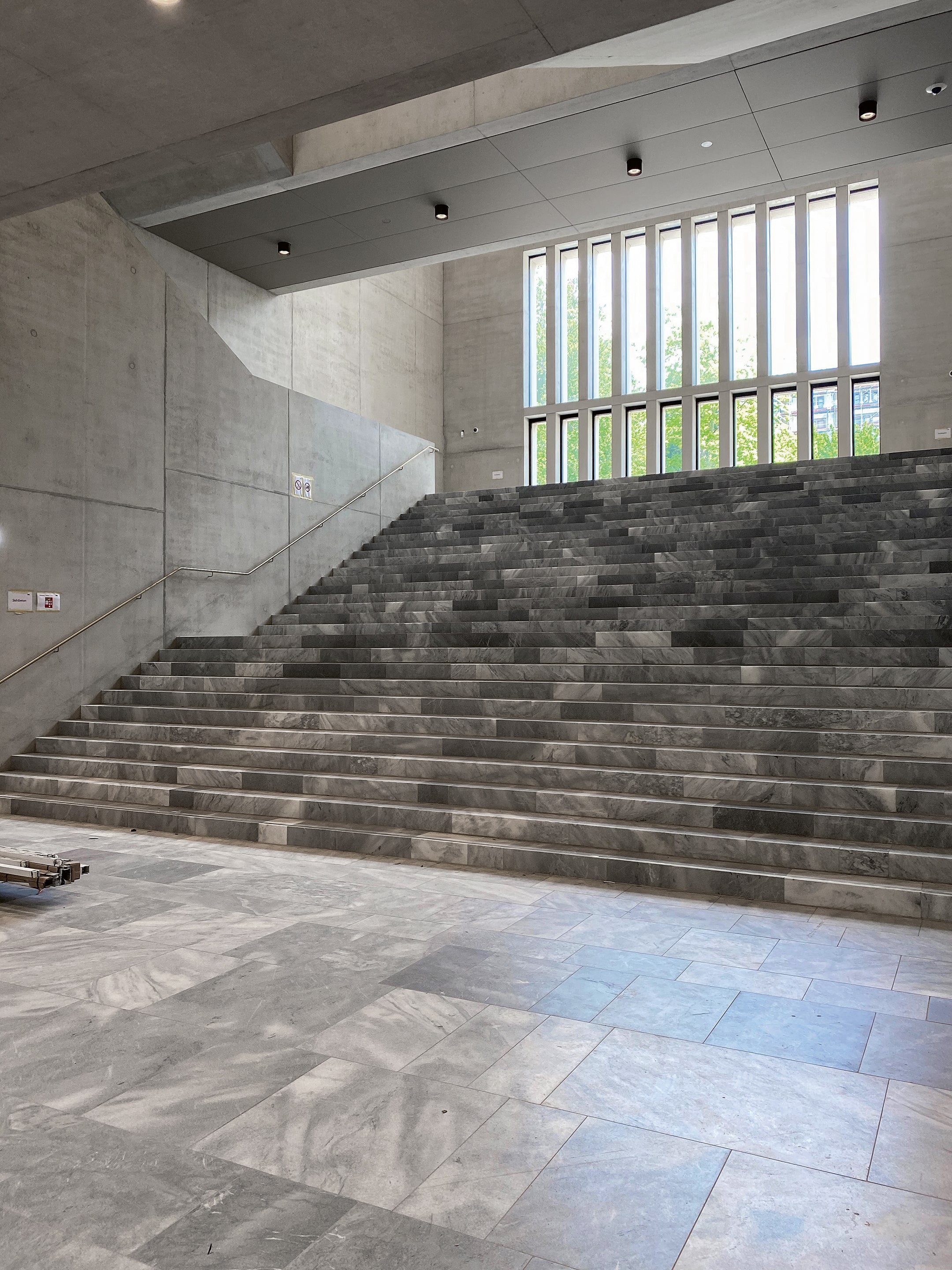 Ein öffentlich nutzbarer Weg führt vom Heimplatz durch  die zentrale Halle über eine monumentale Treppe zum höher gelegenen «Garten der Kunst».