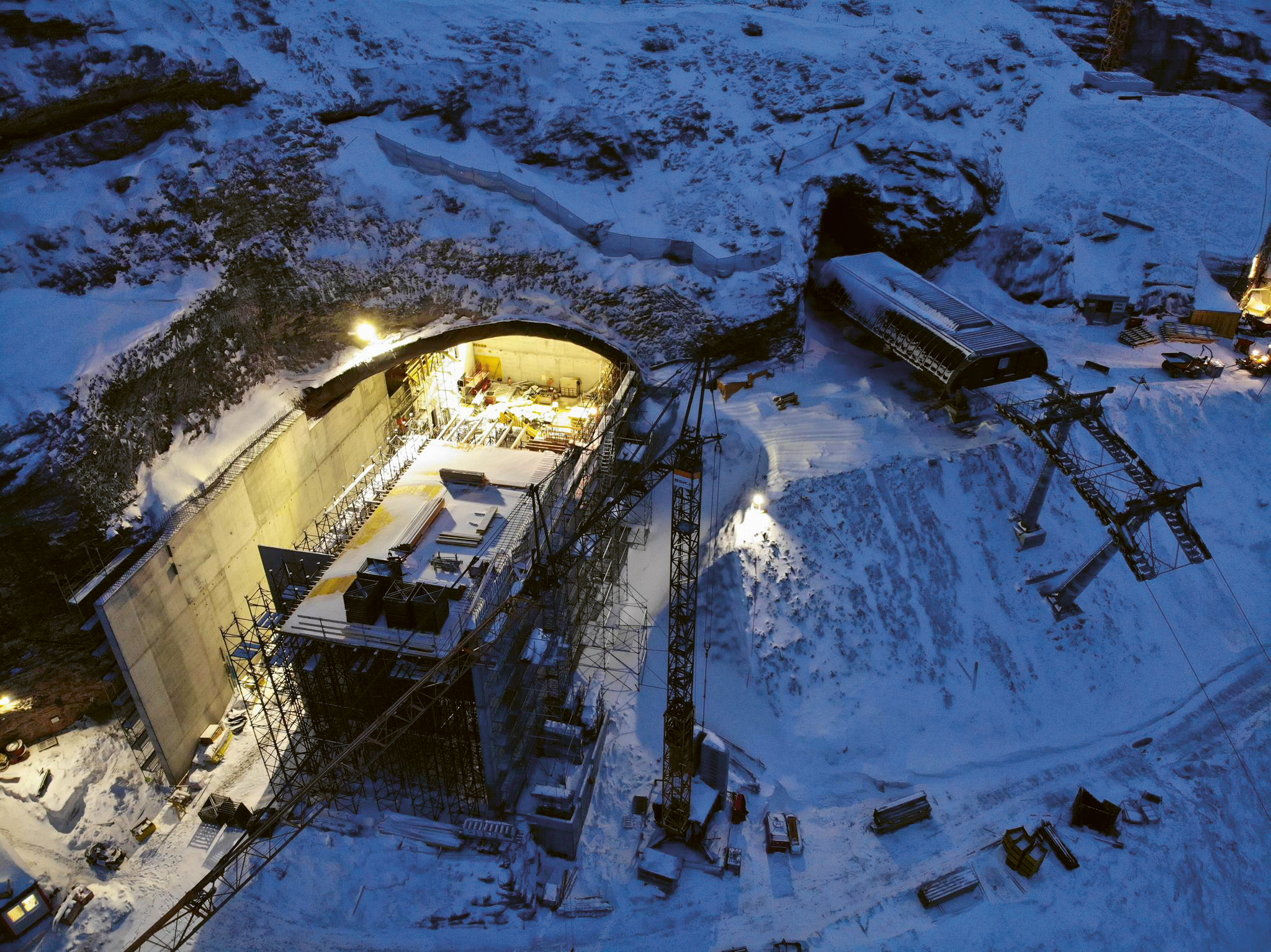 Bergstation des Eiger Express im Bau. Rechts die Bergstation des 6er-Sessellifts Eigernordwand (seit 2009).