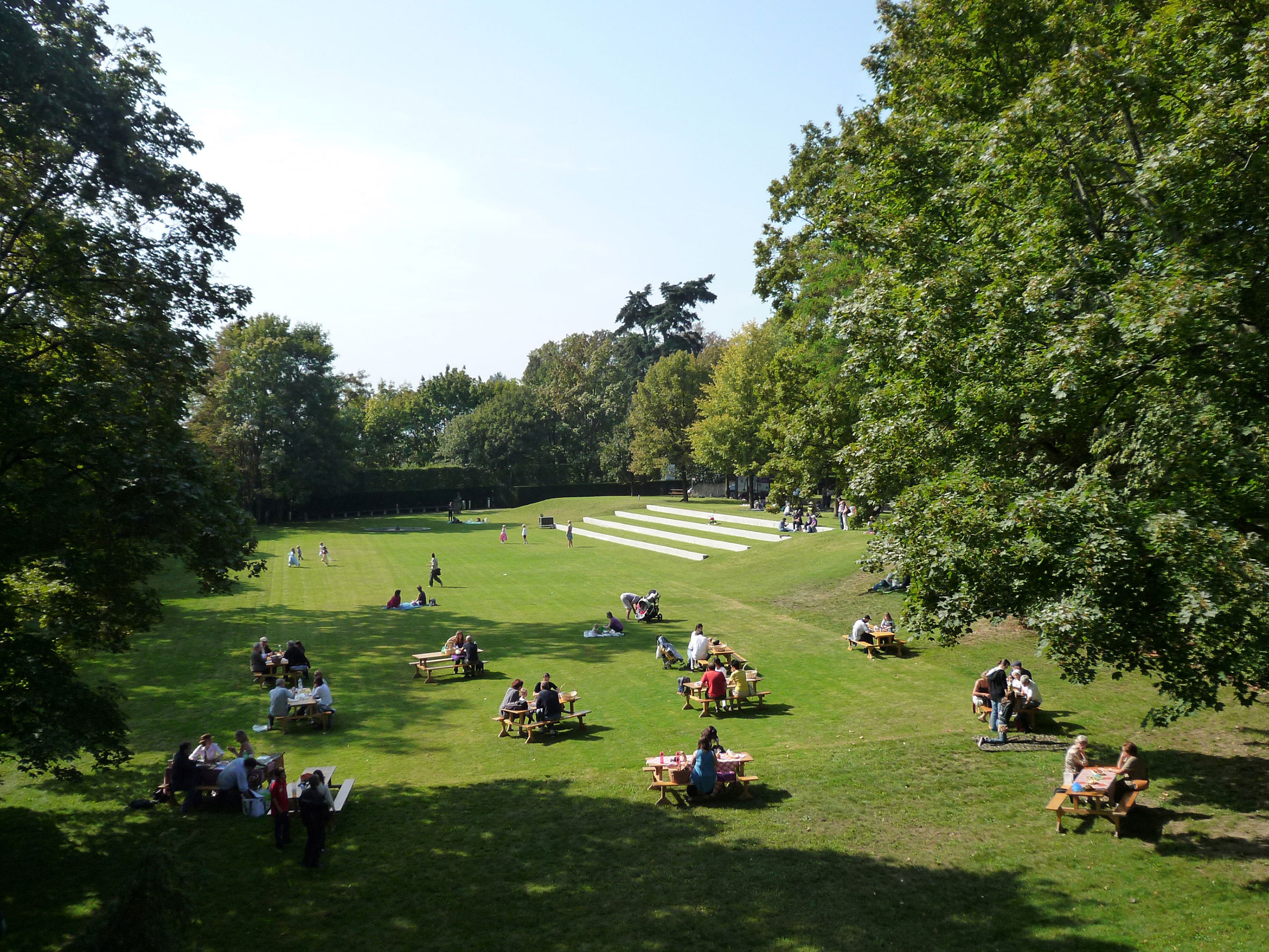 A sud del castello si estende un parco che valorizza il complesso storico e viene usato come luogo d'incontro apprezzato a livello regionale. Il progetto è di Paysagestion (2008).