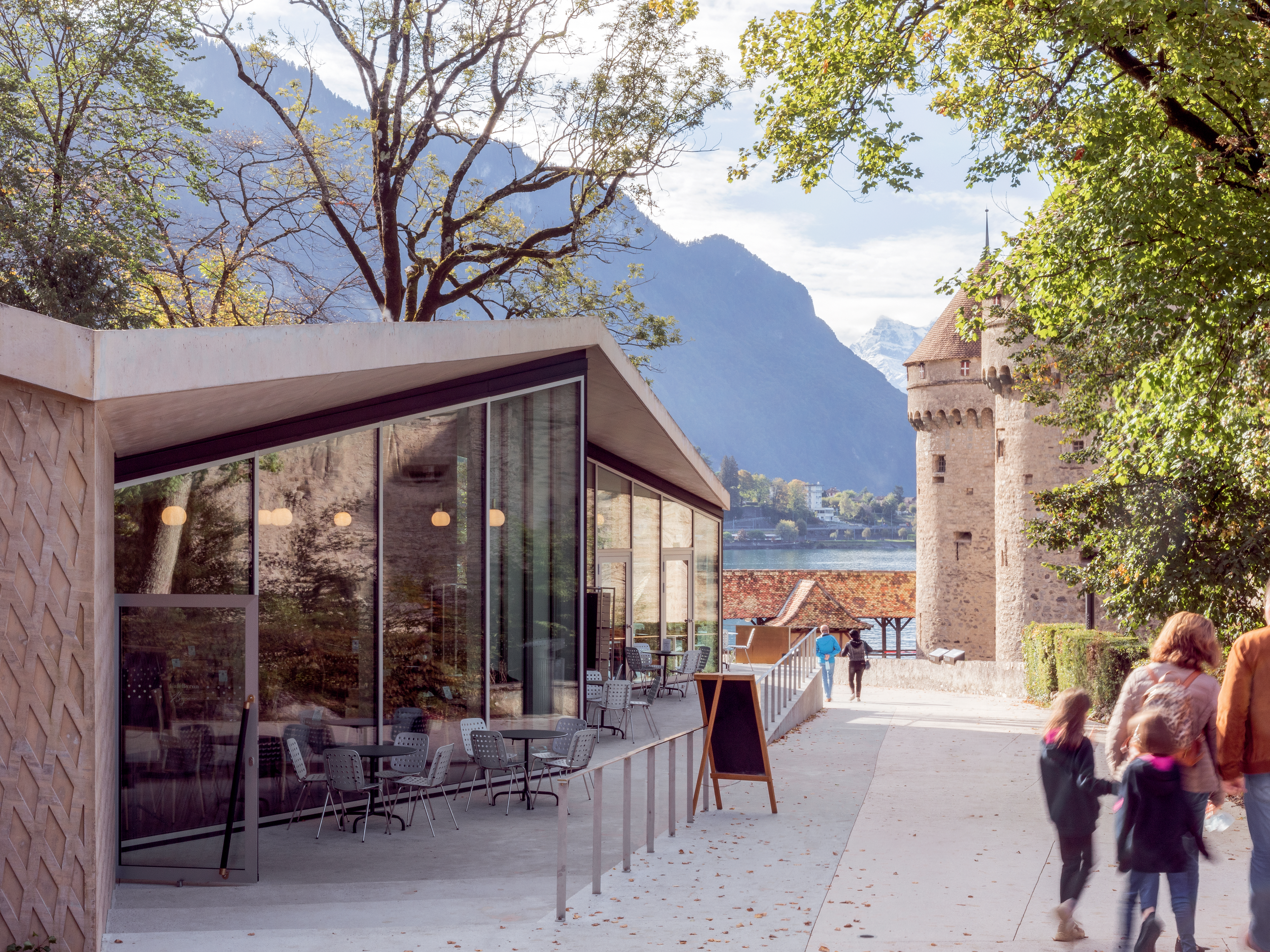 Vue vers le château de Chillon depuis l’accès au Café Byron