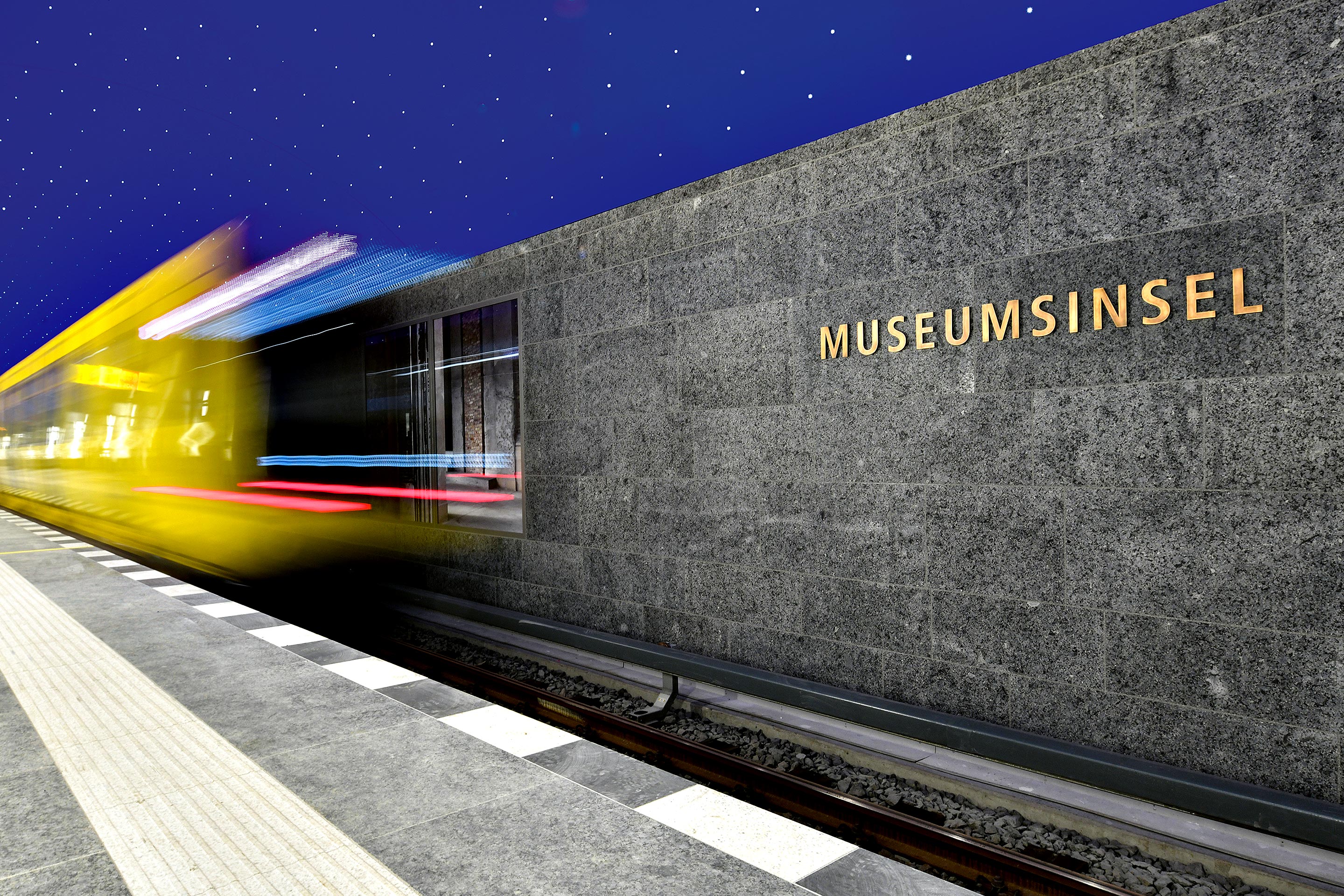 Museumsinsel (Max Dudler Architekten): Lebhaft gemaserter Granit, Architekturbilder und das Dunkelblau des Himmels geben der Station Museumsinsel ein kunstvoll-feierliches Gepränge. Noch wird gebaut, daher halten die Züge hier erst im Juni 2021.