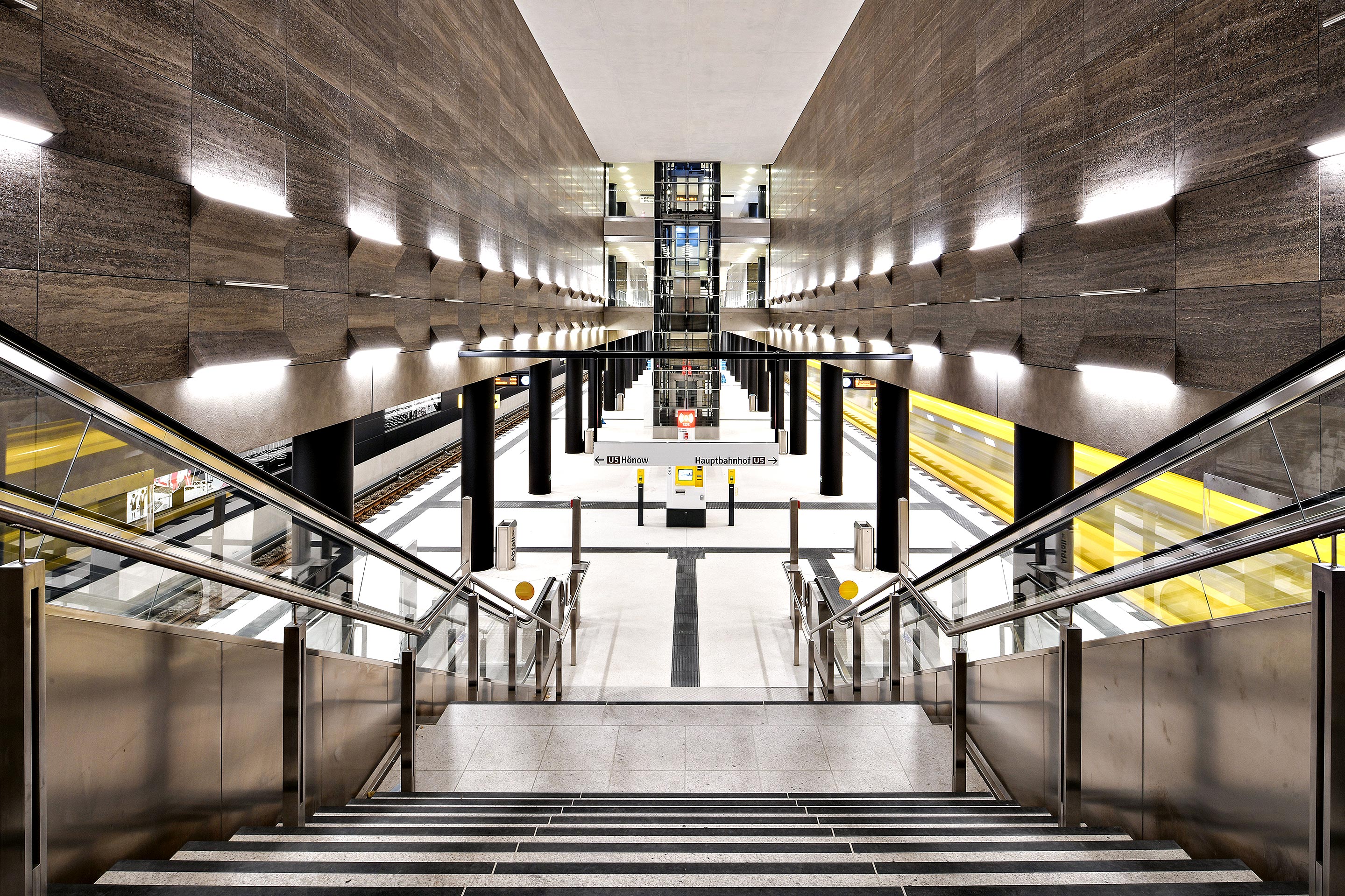 Wie ein Kirchenschiff: der untere Bahnsteig des neuen Kreuzungsbahnhofs Unter den Linden von Ingrid Hentschel und Prof. Axel ­Oestreich Architekten. Er verbindet die neue Strecke mit der seit 1923 bestehenden U6, die unmittelbar unter Strassenniveau verläuft.