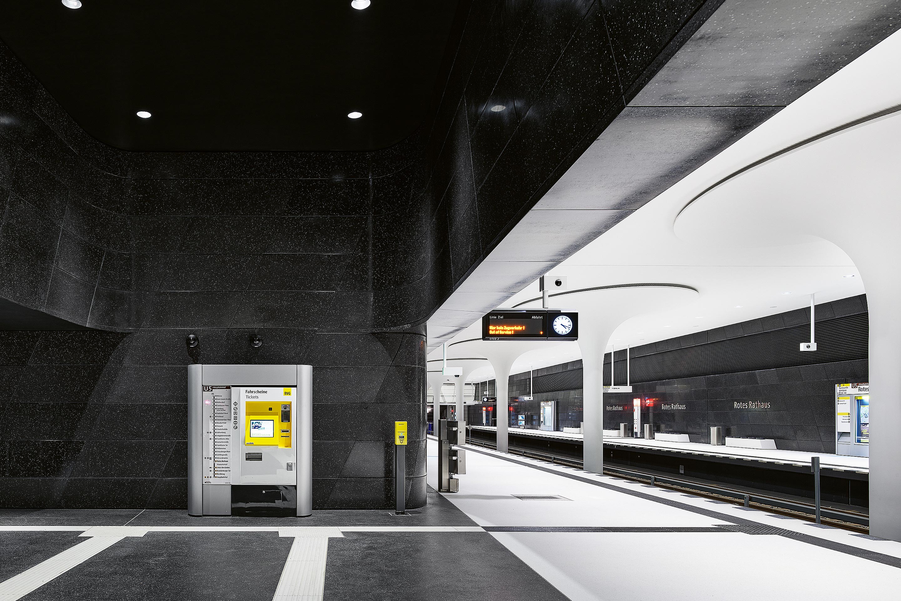Spiel der Kurven, Linien und Wölbungen: Bahnsteigebene der Station Rotes Rathaus, von der Zugangstreppe aus gesehen.